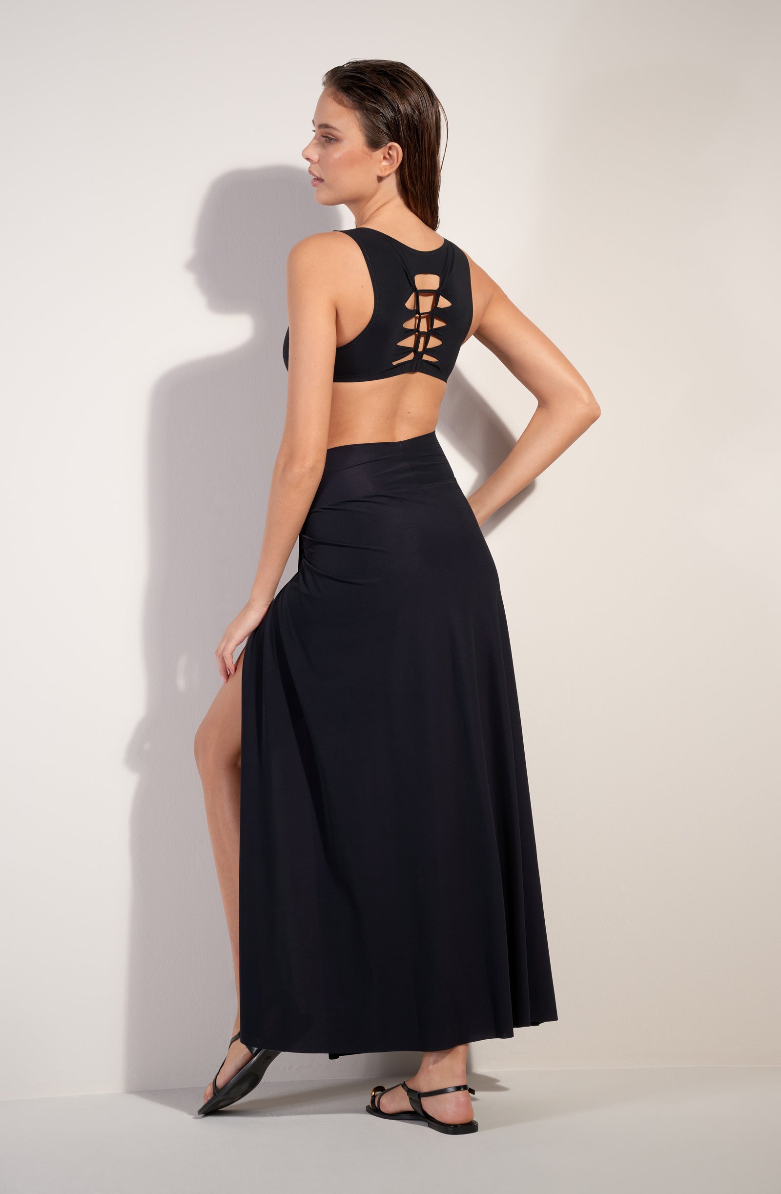 pain-de-sucre-tecla-haut-de-maillot-crop-top-noue-entre-seins-noir image 6