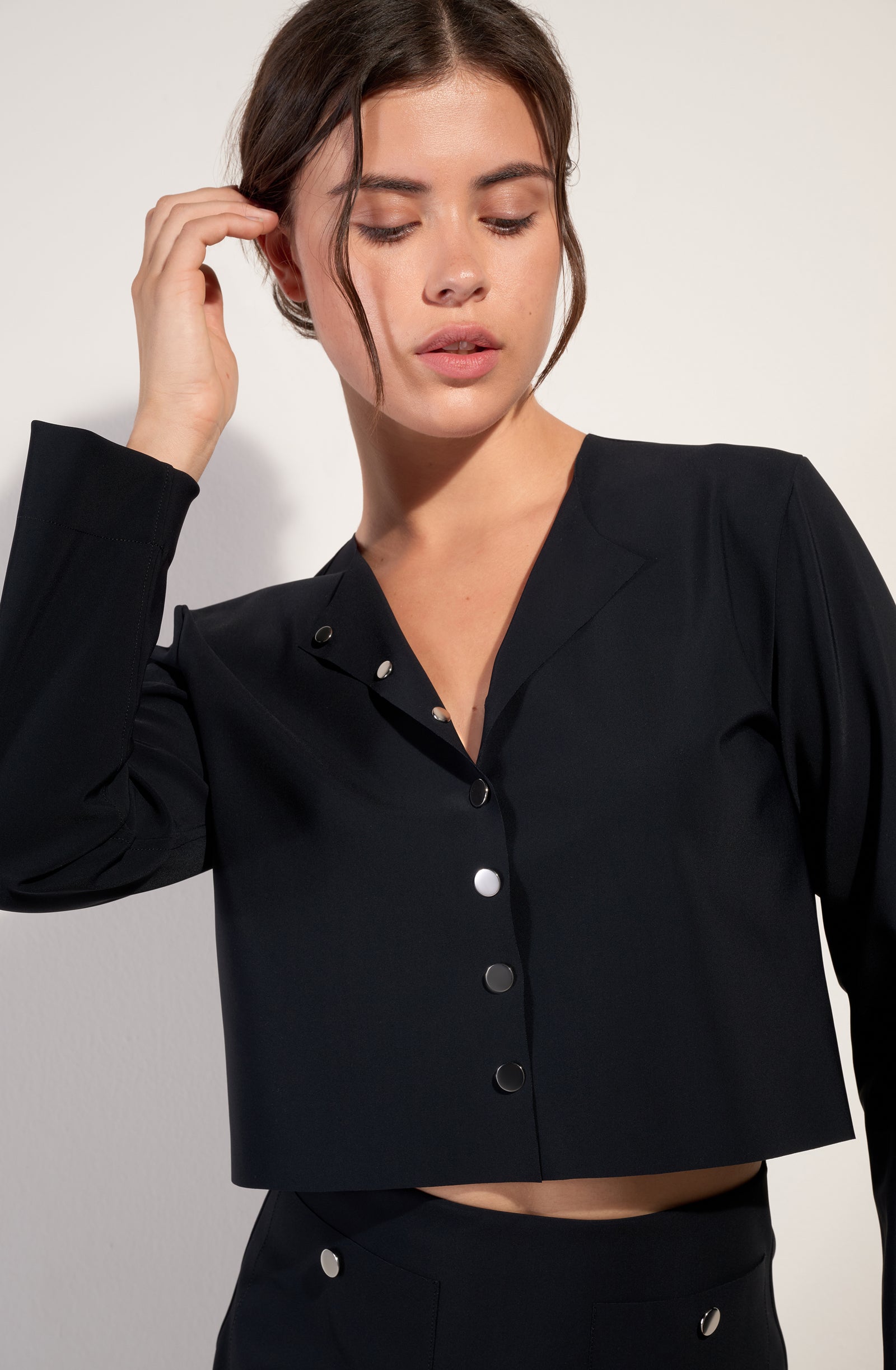pain-de-sucre-dao-noir-veste-courte-spencer-boutons-asym-triques image 6