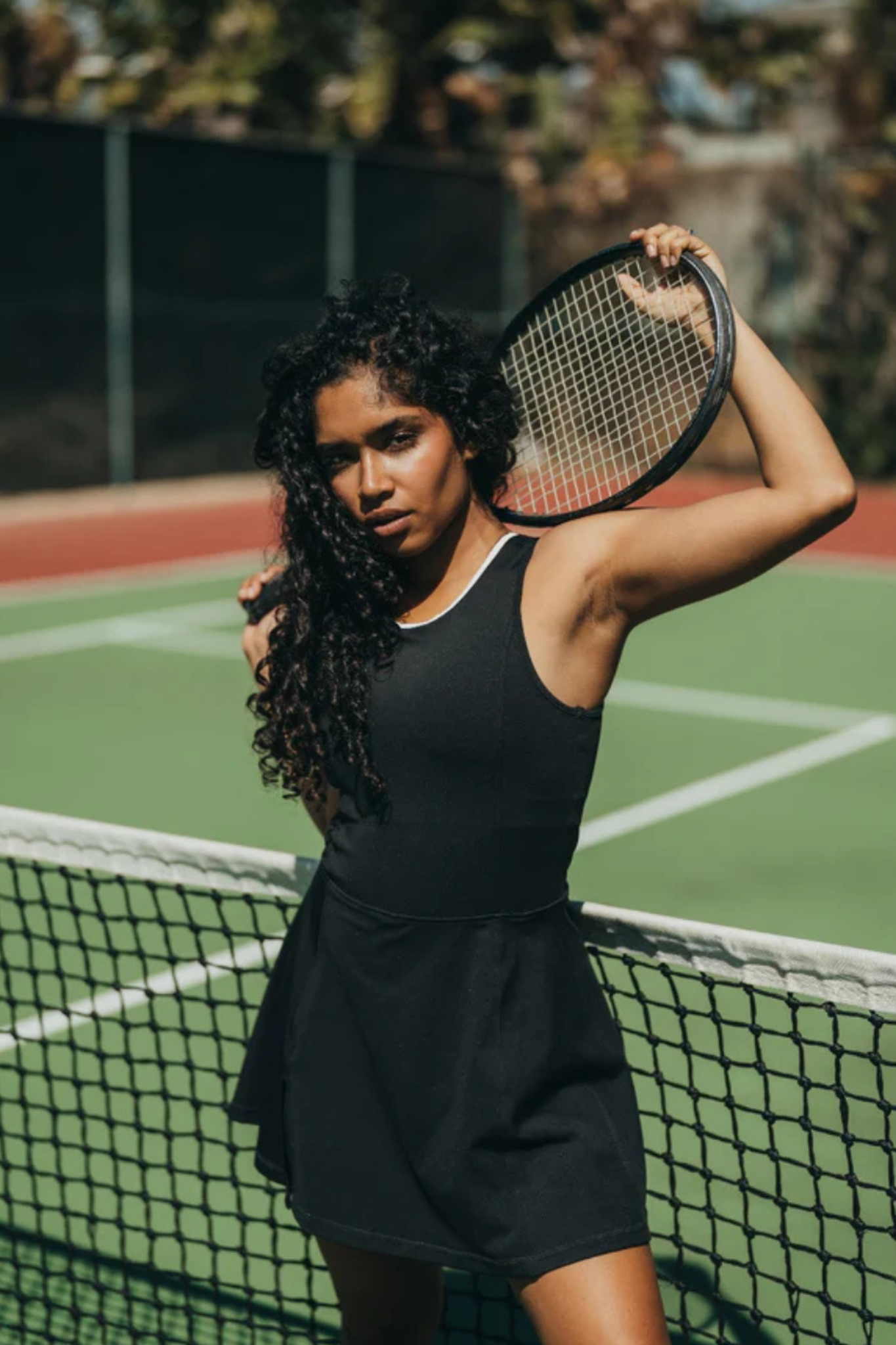 luz-collections-robe-de-tennis-anna-robe-de-sport-noire-jupe-vas-e-avec-short-et image 4