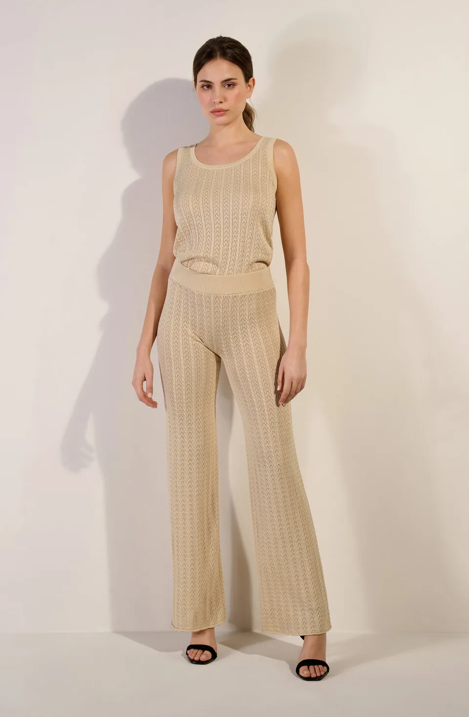 pain-de-sucre-issa-pantalon-ample-beige-en-maille-ajour-e-taille-lastiqu-e image 1
