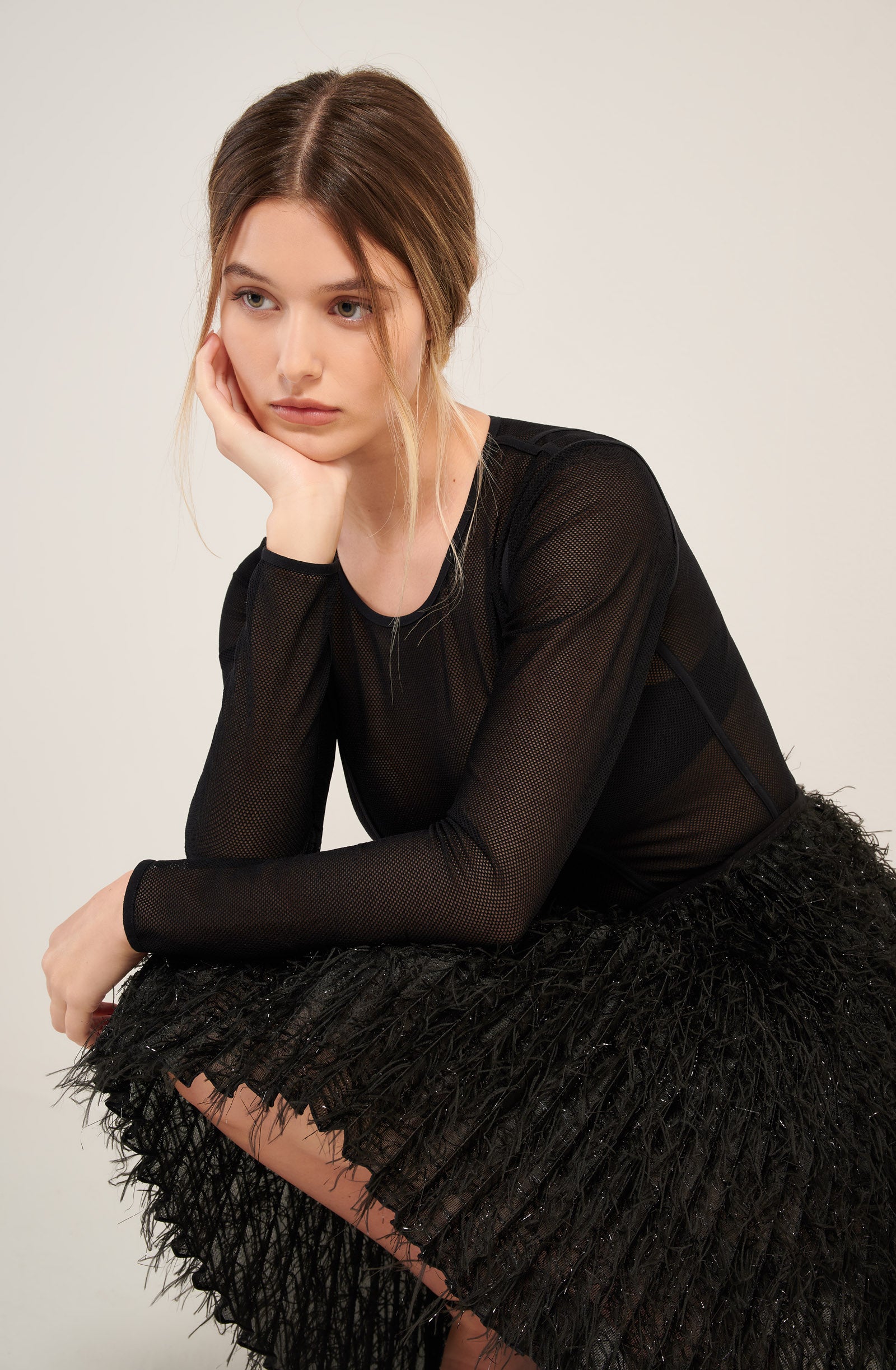 pain-de-sucre-jutta-jupe-courte-pliss-e-effet-plumes-paillet-es-noir image 6