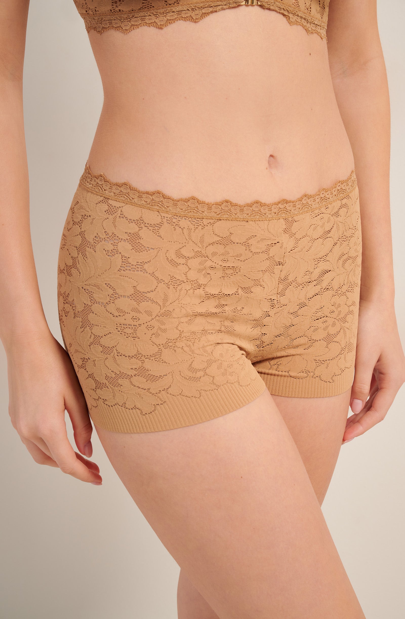 pain-de-sucre-bobby-shorty-taille-haute-dentelle-biscuit image 4