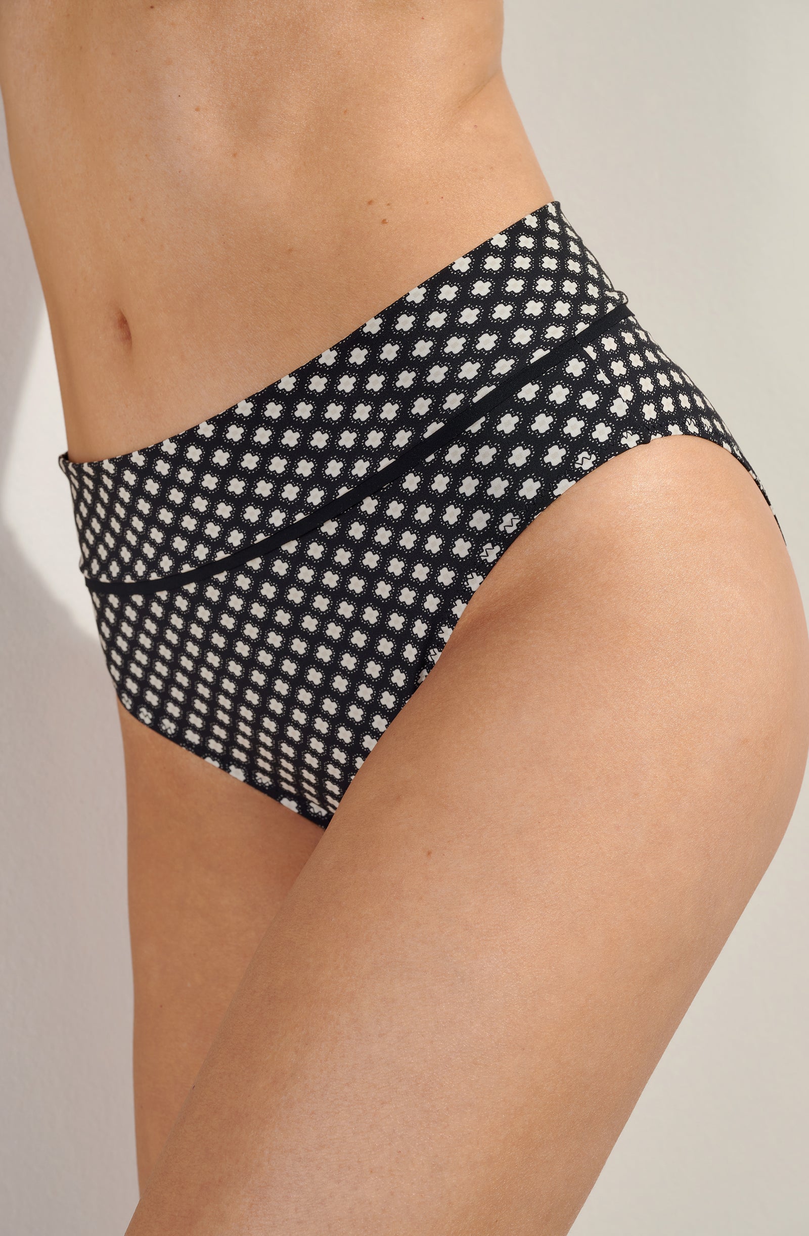 pain-de-sucre-cori-bas-de-maillot-chancr-imprim-liberty-noir-et-blanc image 4