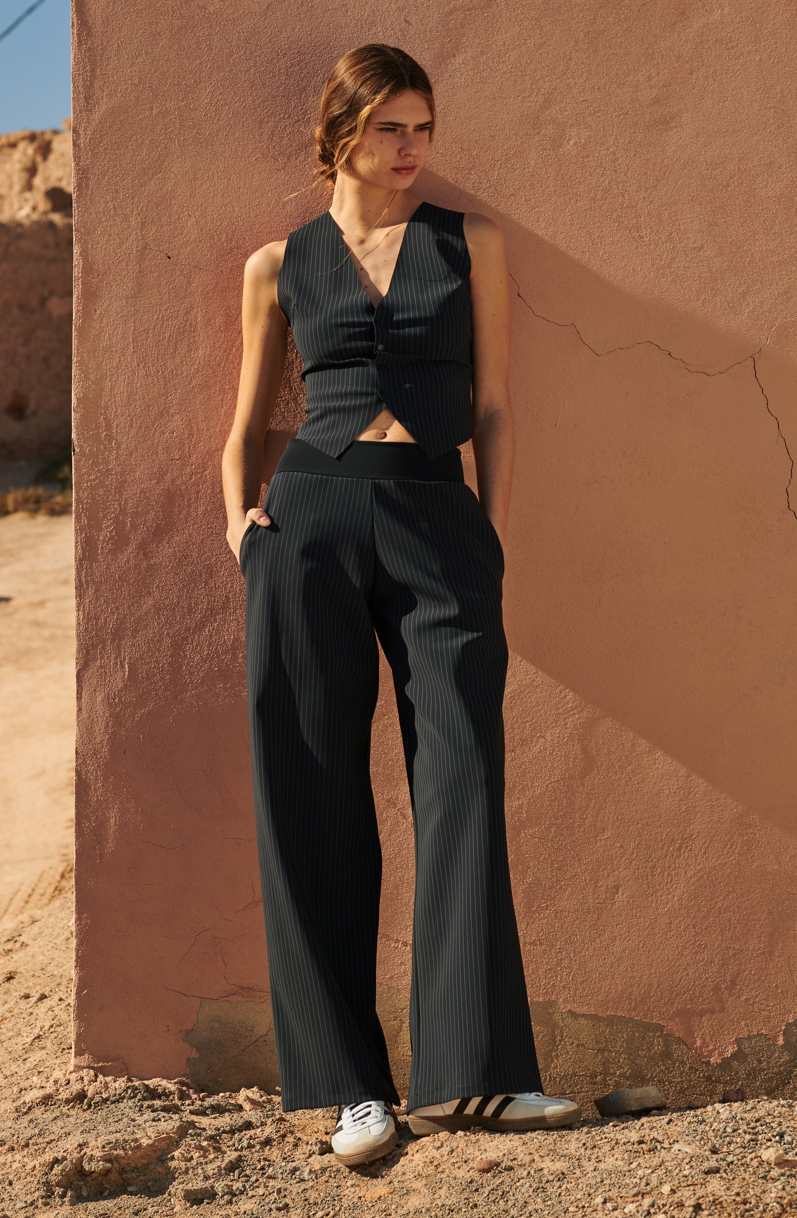 pain-de-sucre-peryne-noir-ray-pantalon-large-fluide-poches-et-ceinture-bonded image 1
