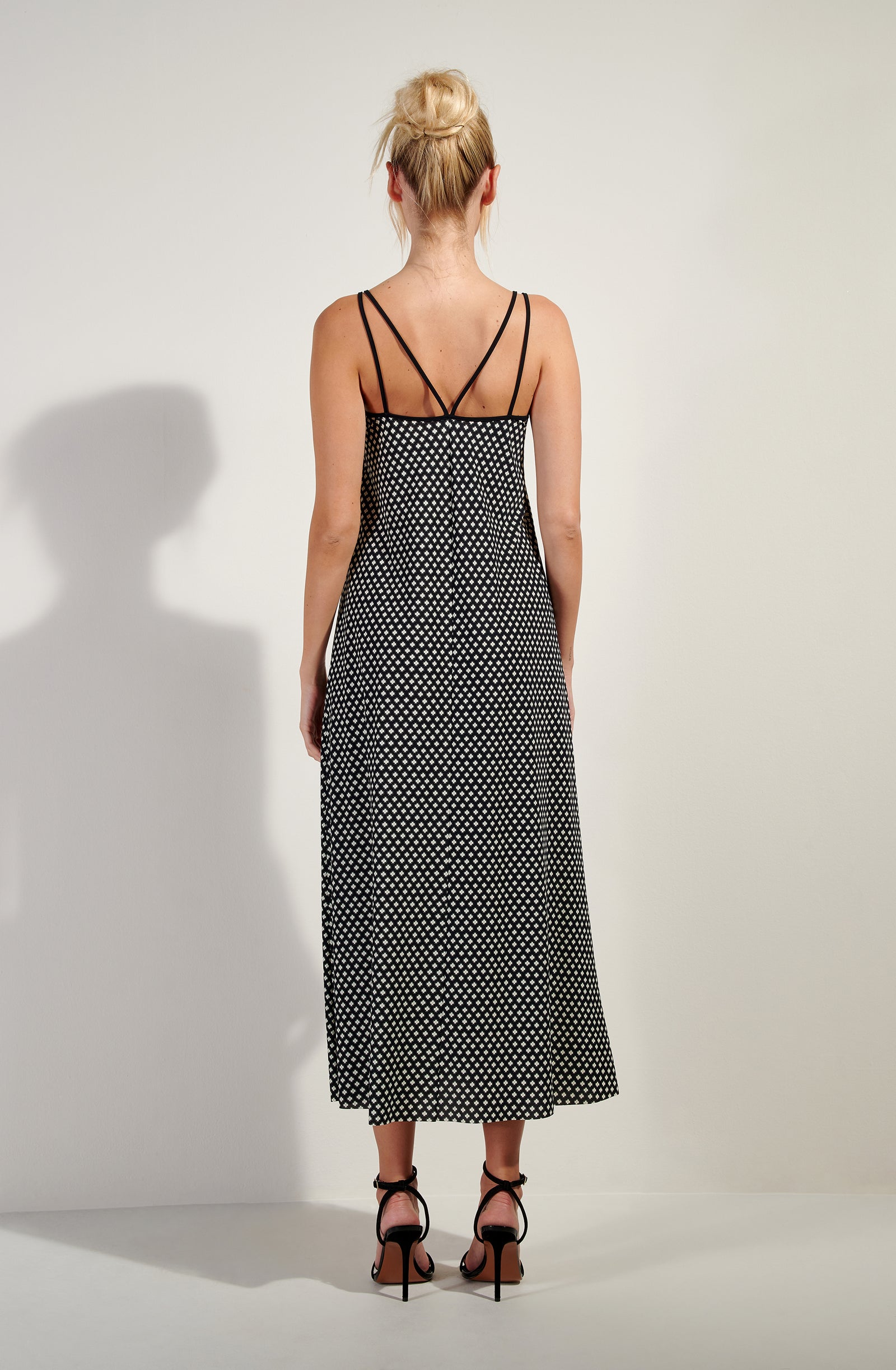 pain-de-sucre-jade-robe-longue-vas-e-imprim-liberty-noir-et-blanc image 2