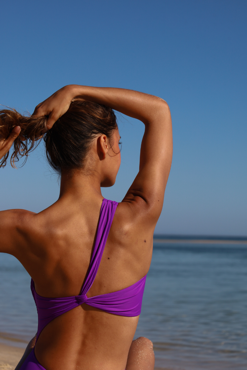 anja-paris-le-fid-le-maillot-de-bain-une-pi-ce-asym-trique-violet image 4