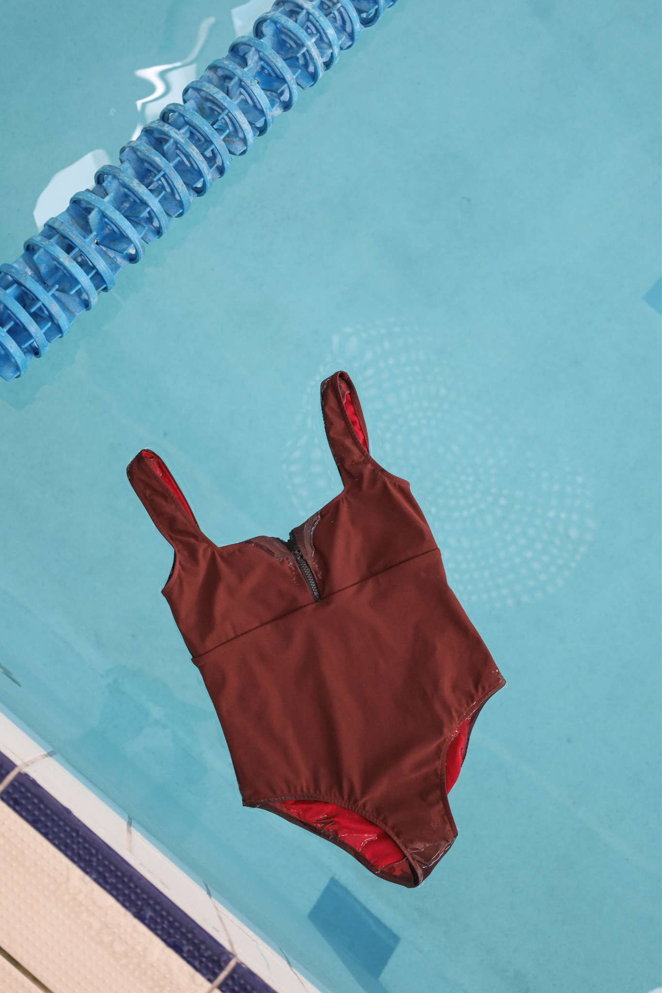 anja-paris-le-d-termin-maillot-une-pi-ce-chocolat-zipp-devant image 5