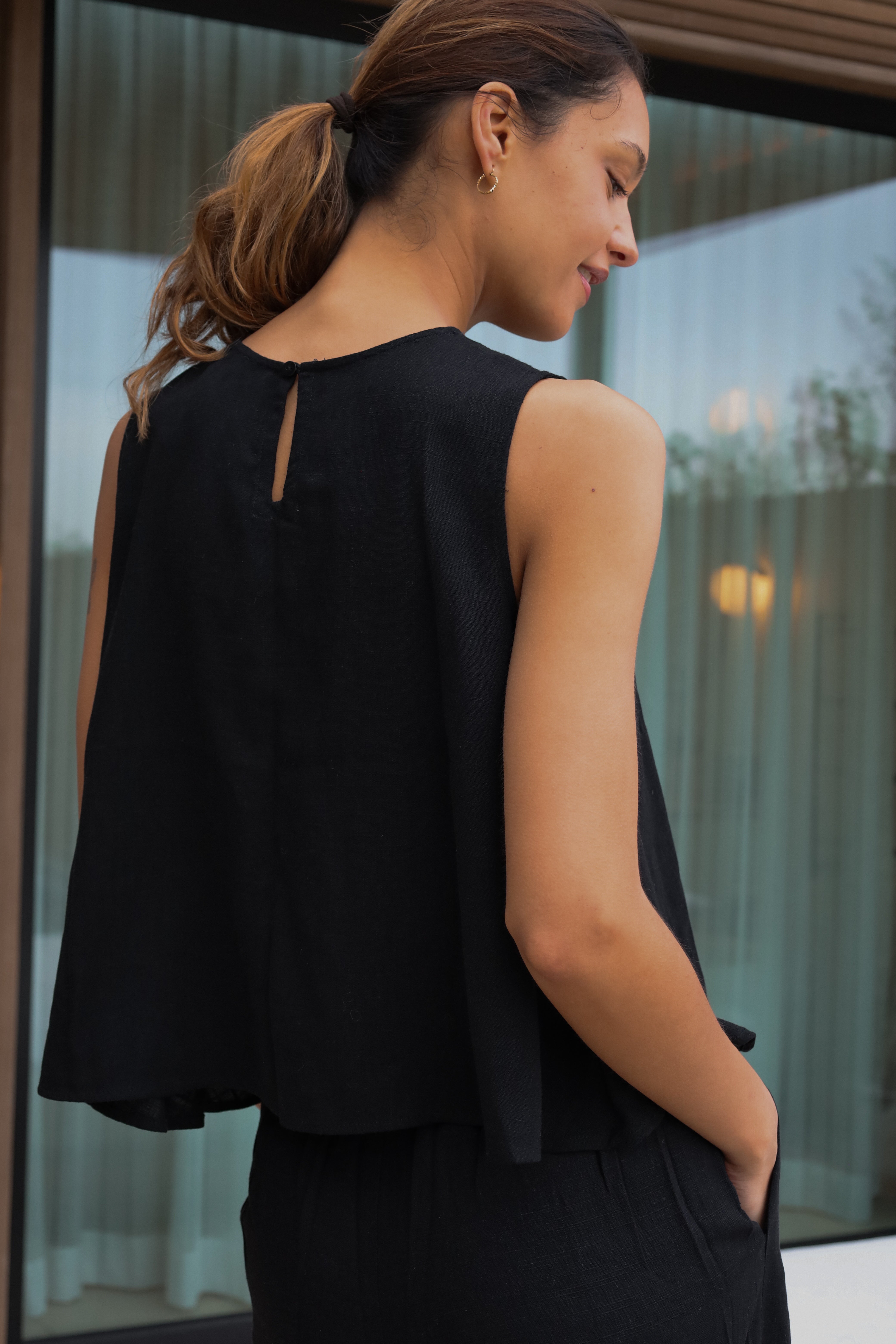 anja-paris-le-confortable-crop-top-noir image 1