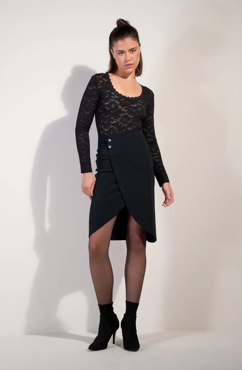 pain-de-sucre-yonha-jupe-tulipe-taille-haute-noir image 1