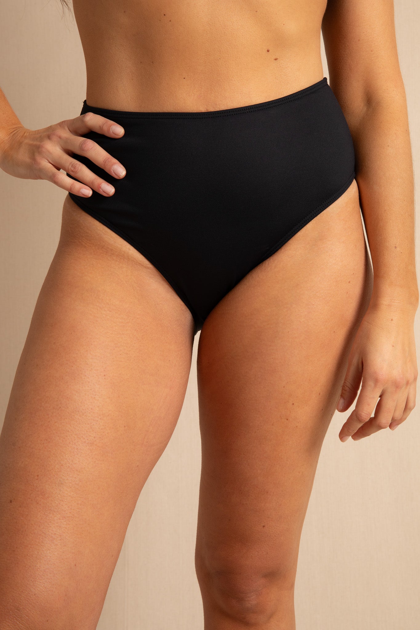 anja-paris-la-magn-tique-culotte-de-maillot-de-bain-taille-haute-noir image 5