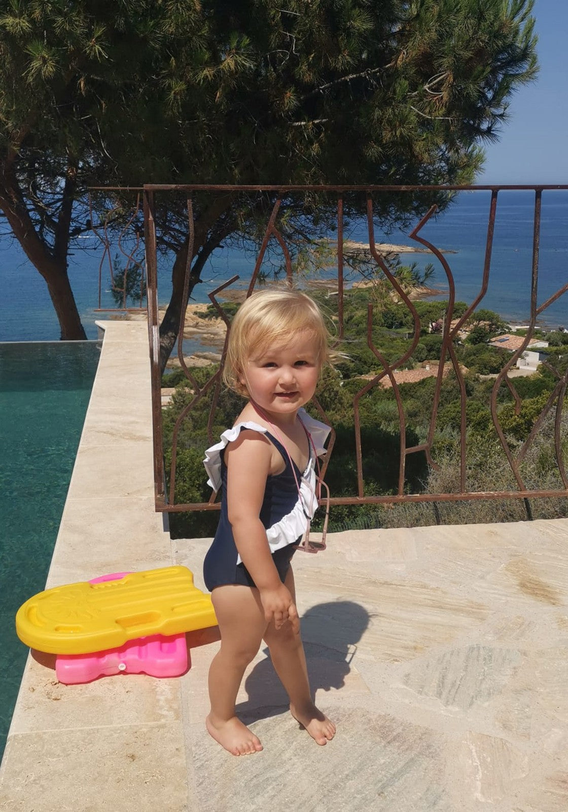 luz-collections-julia-bleu-marine-blanc-maillot-une-pi-ce-enfant-upf-50-volants image 4