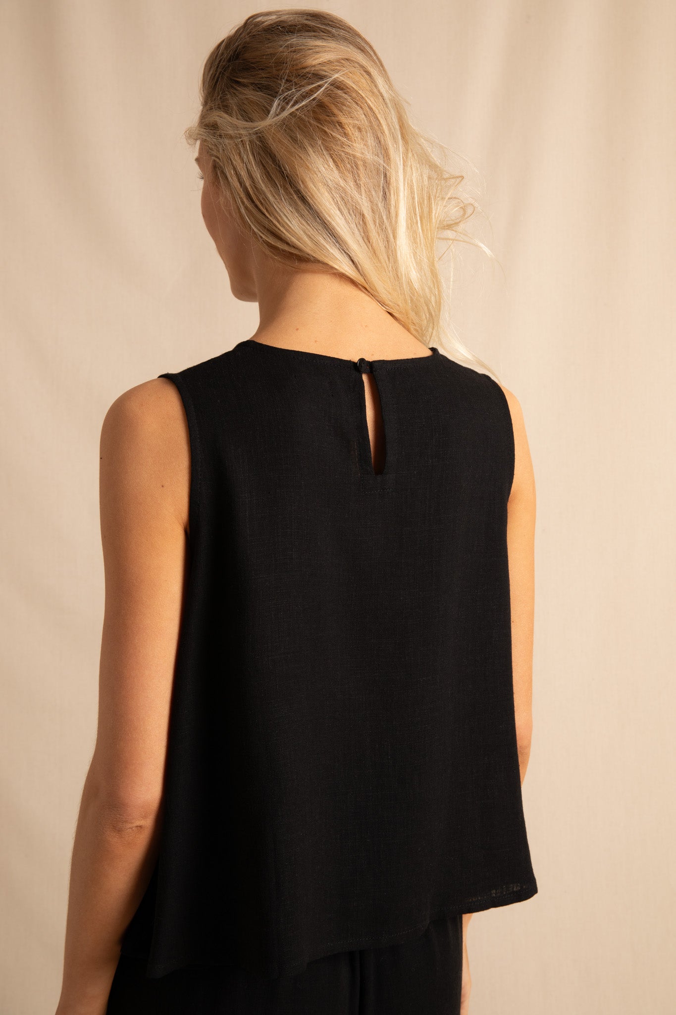anja-paris-le-confortable-crop-top-noir image 6