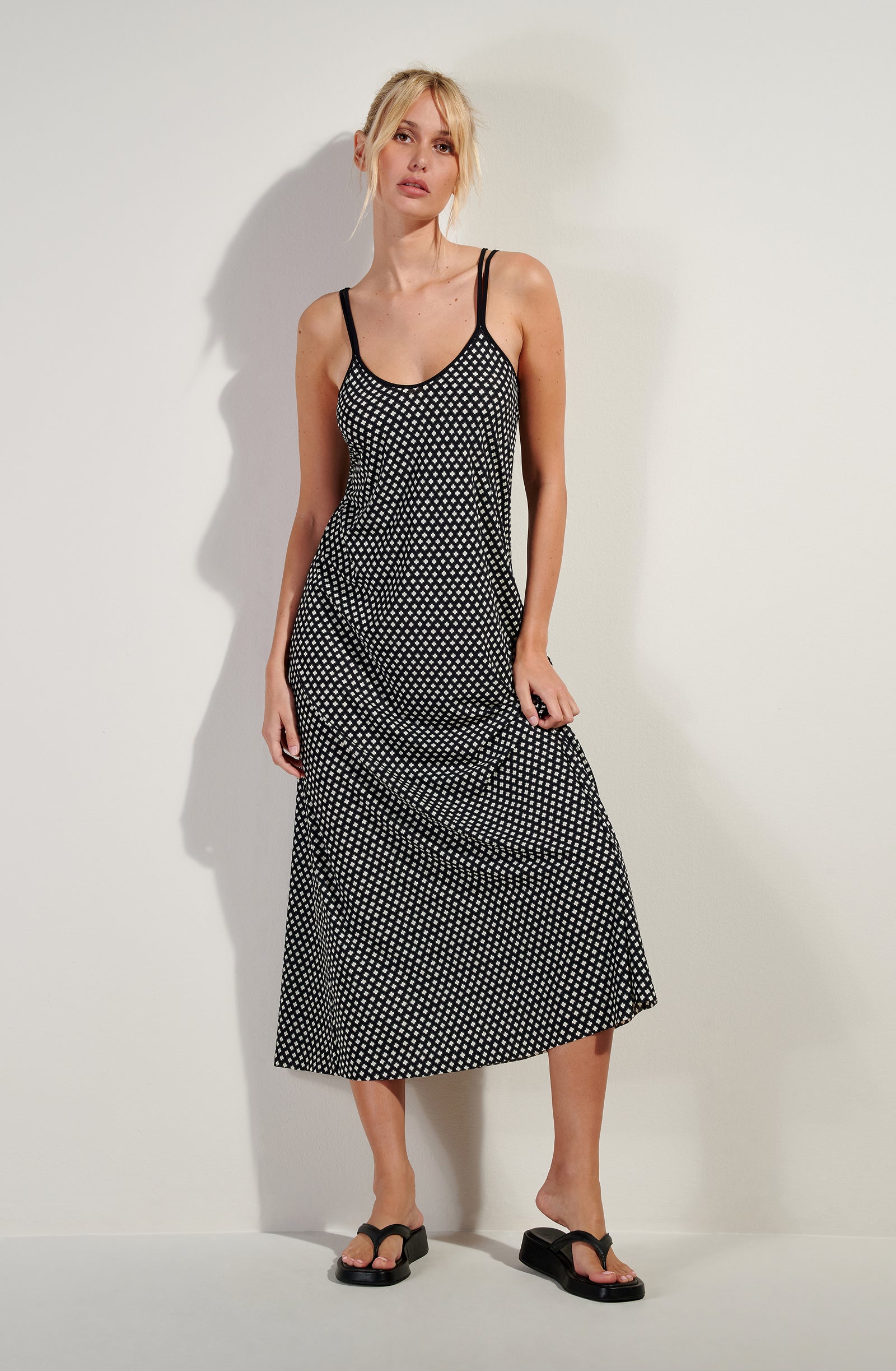 pain-de-sucre-jade-robe-longue-vas-e-imprim-liberty-noir-et-blanc image 1
