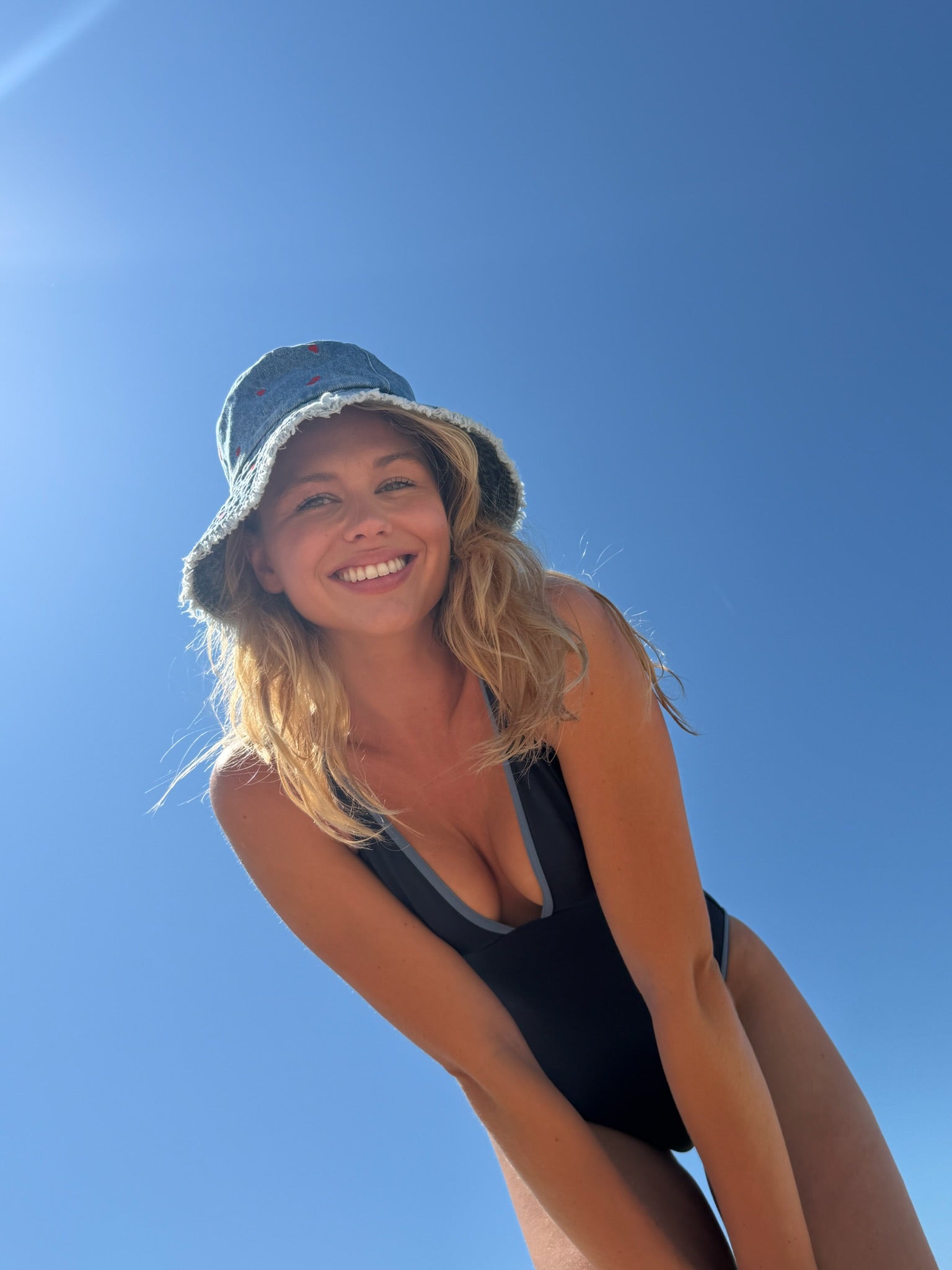 anja-paris-l-intr-pide-maillot-de-bain-une-pi-ce-bleu image 4