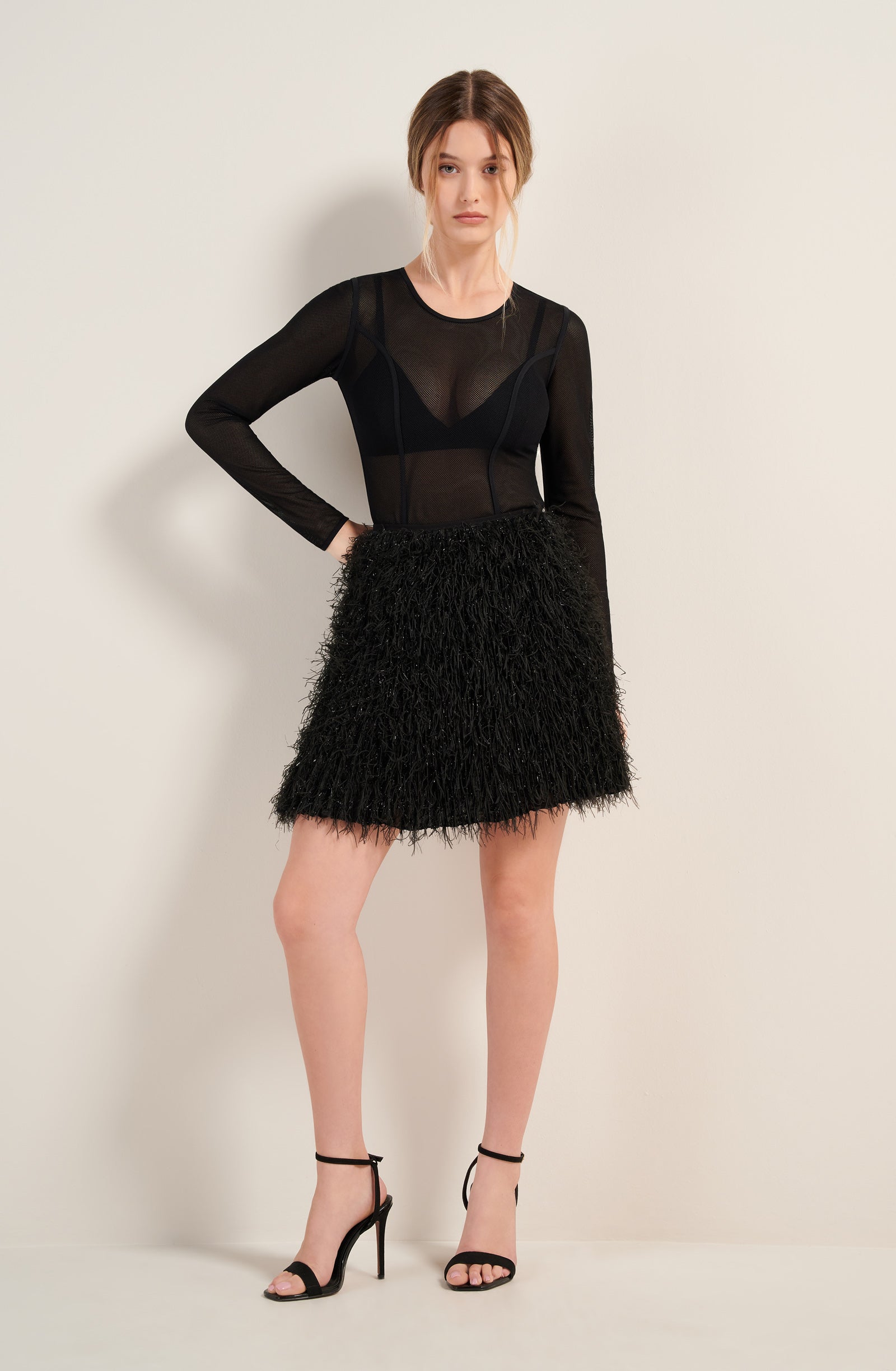 pain-de-sucre-jutta-jupe-courte-pliss-e-effet-plumes-paillet-es-noir image 2