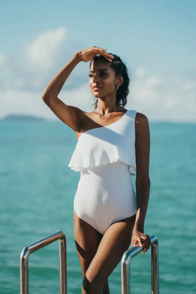 luz-collections-ipanema-maillot-de-bain-une-pi-ce-asym-trique-blanc-bretelle-uni image 1