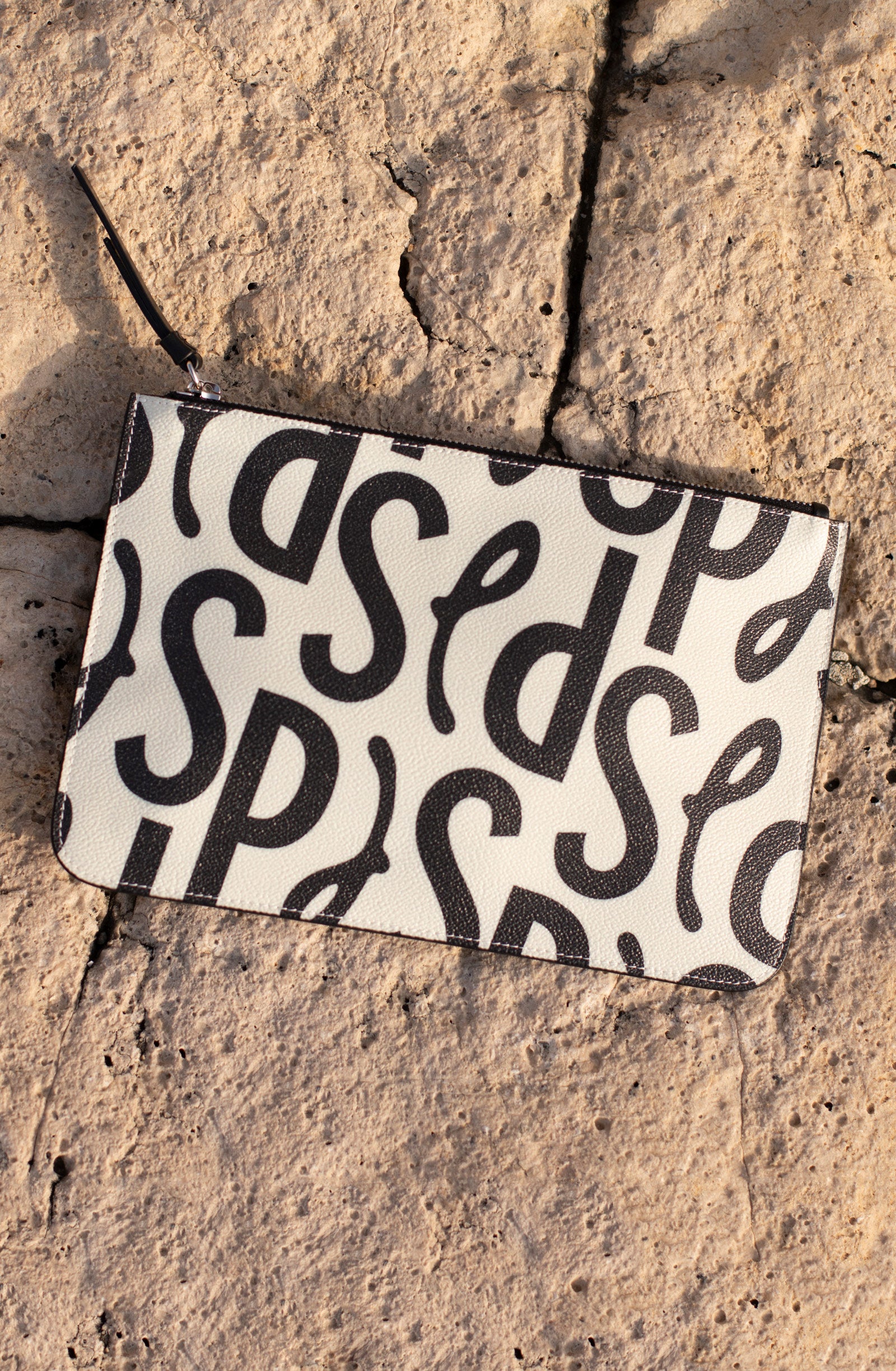 pain-de-sucre-jima-pochette-imprim-signature-fermeture-zipp-e-26-x-17-cm image 1
