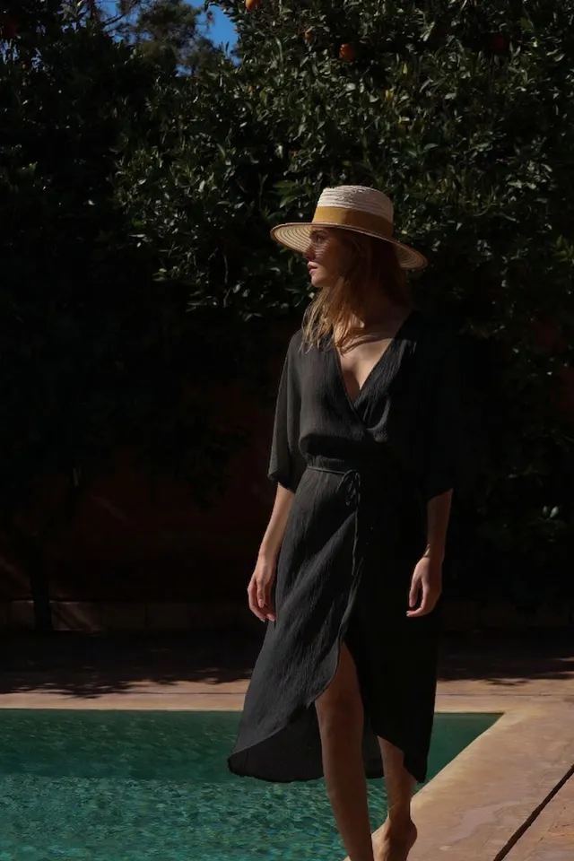anja-paris-l-agr-able-robe-portefeuille-noire-d-t image 1