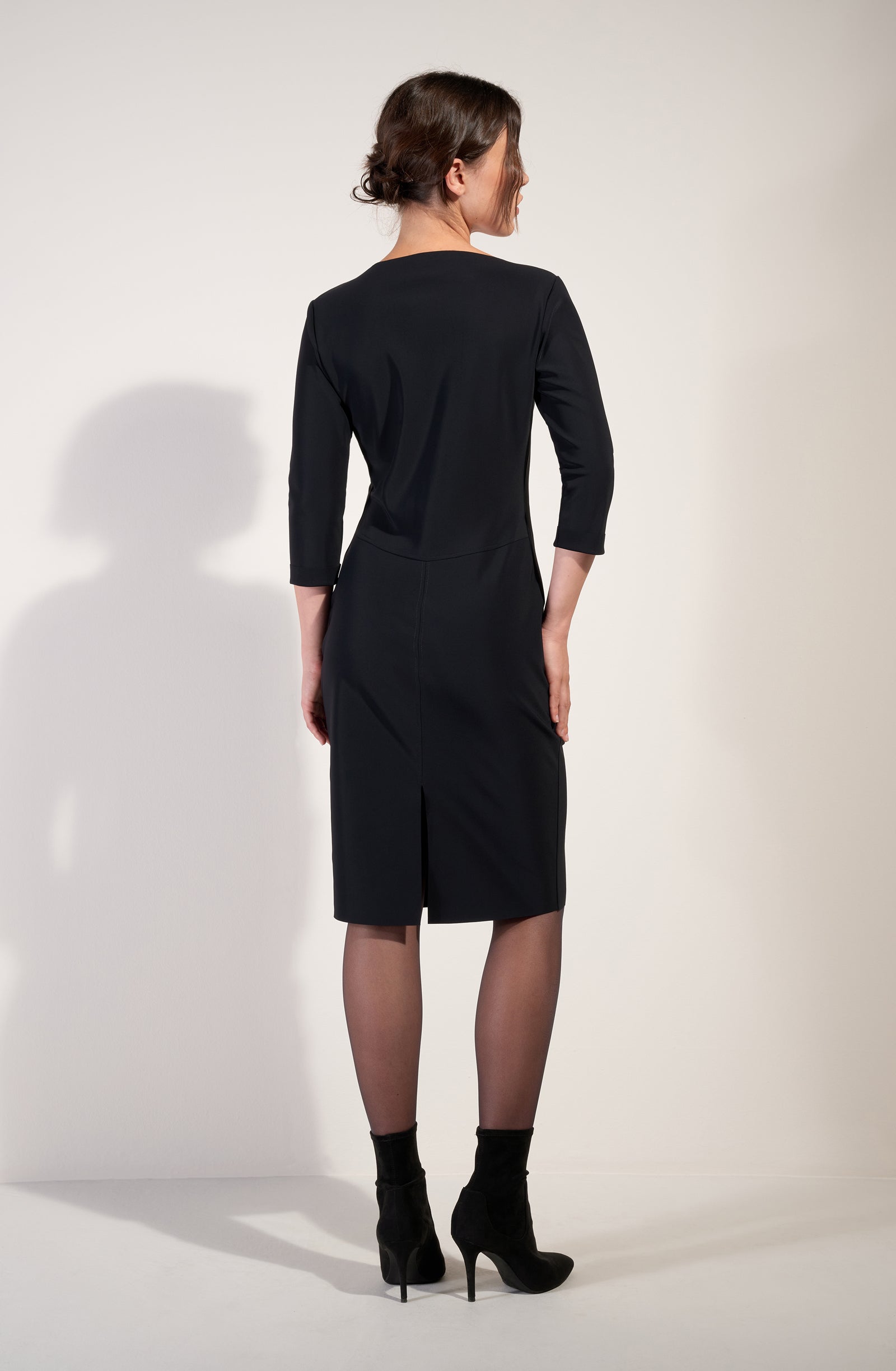 pain-de-sucre-reem-robe-fendue-noire-manches-3-4-bijou-cha-ne image 2