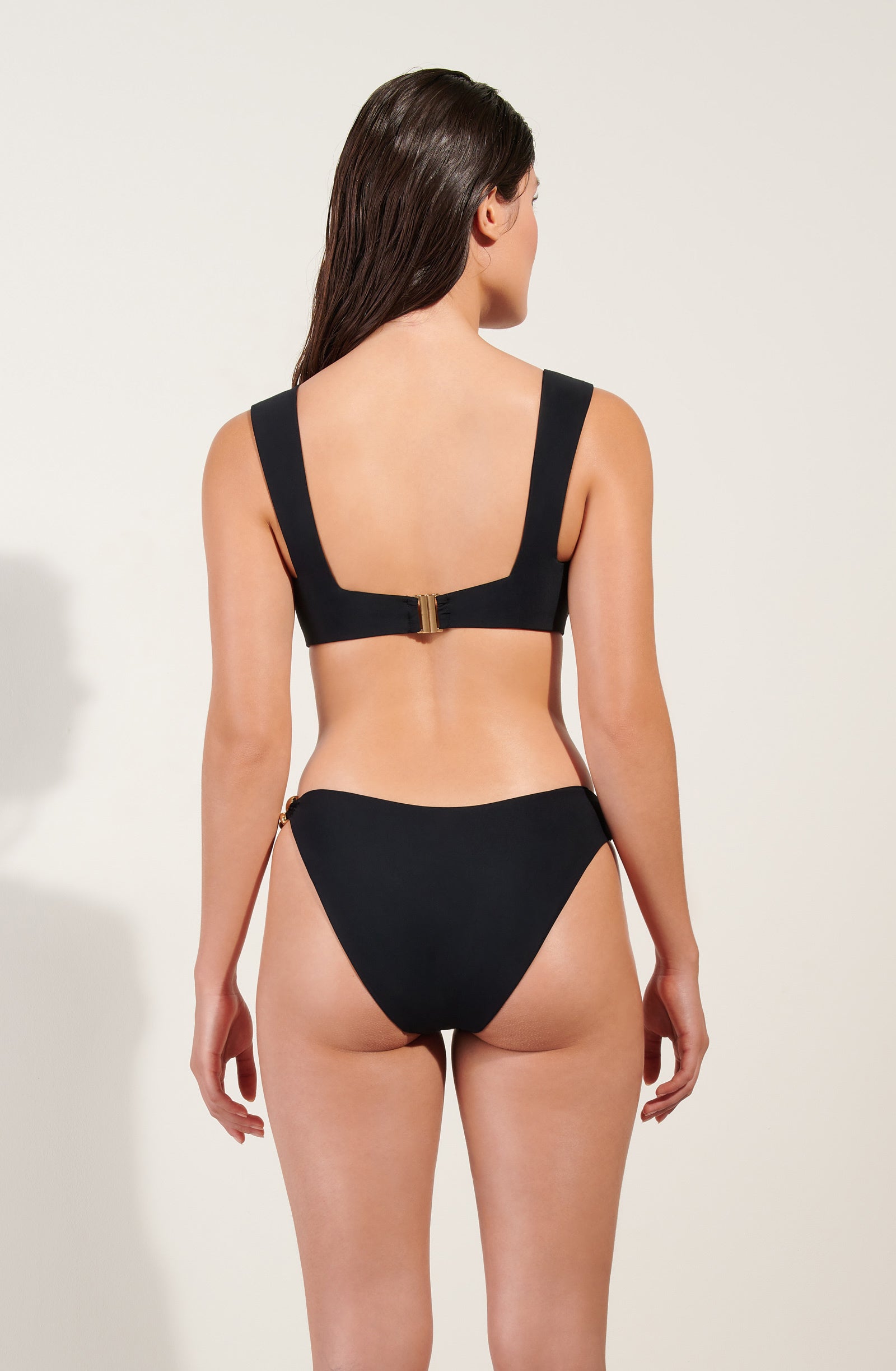 pain-de-sucre-ephy-haut-de-maillot-brassi-re-noir-bijou-dor image 5