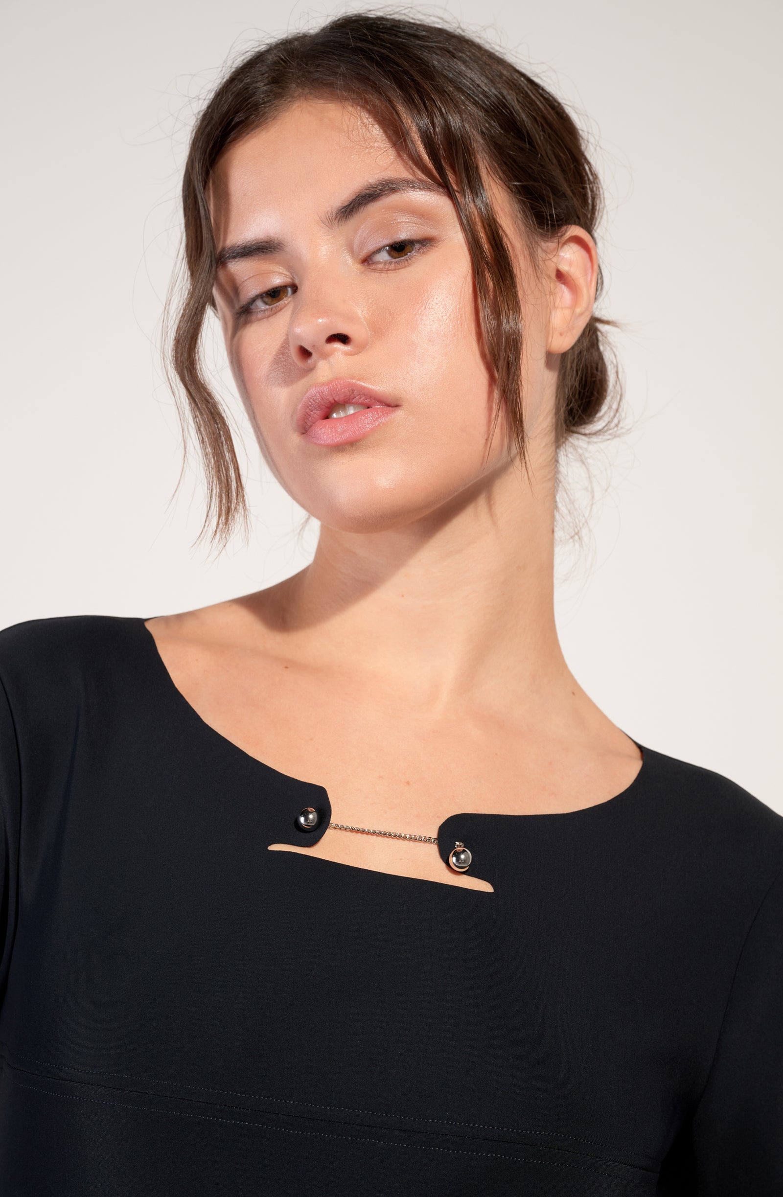 pain-de-sucre-reem-robe-fendue-noire-manches-3-4-bijou-cha-ne image 4