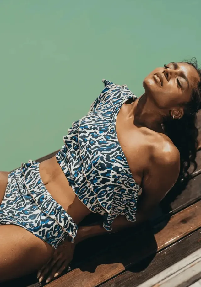 luz-collections-bas-de-maillot-deux-pi-ces-bora-bora-chakra-beige-et-bleu-volant image 1