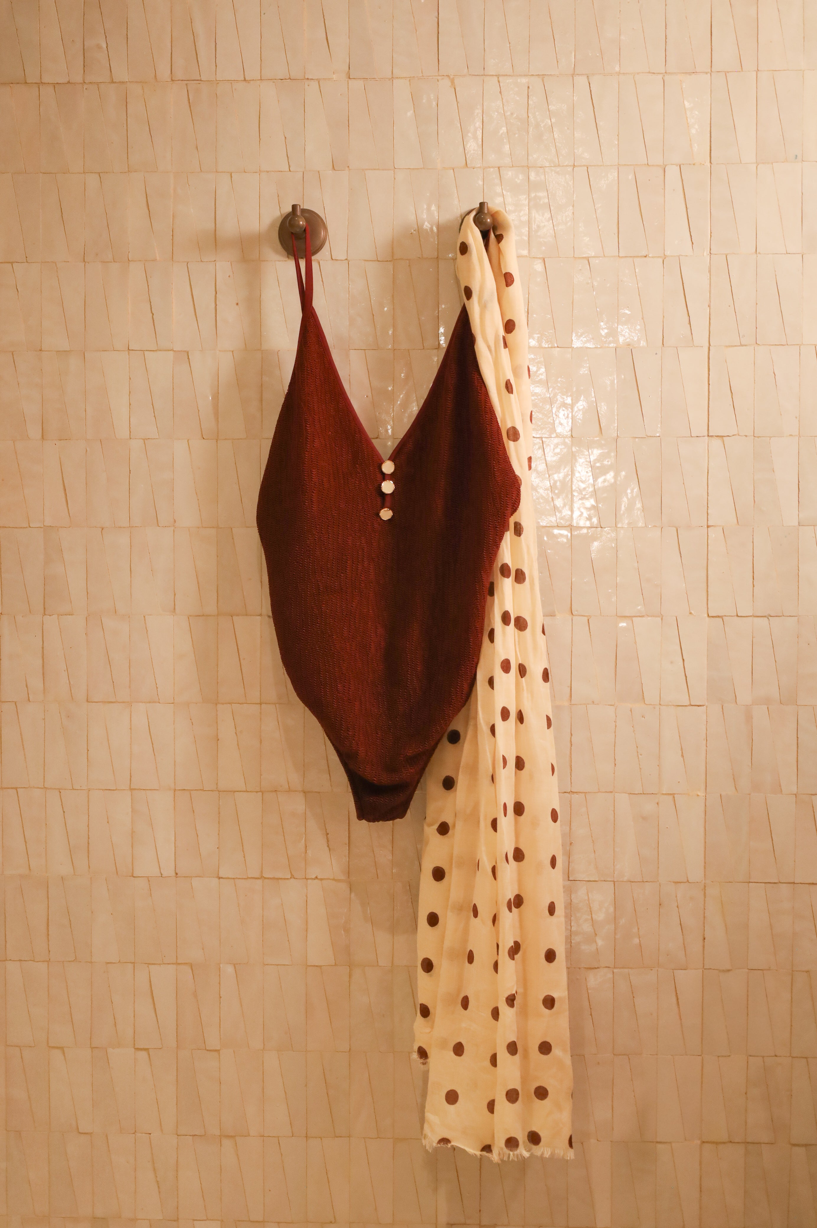 anja-paris-le-vertueux-x-dear-charlotte-maillot-une-pi-ce-textur-betterave-bouto image 4