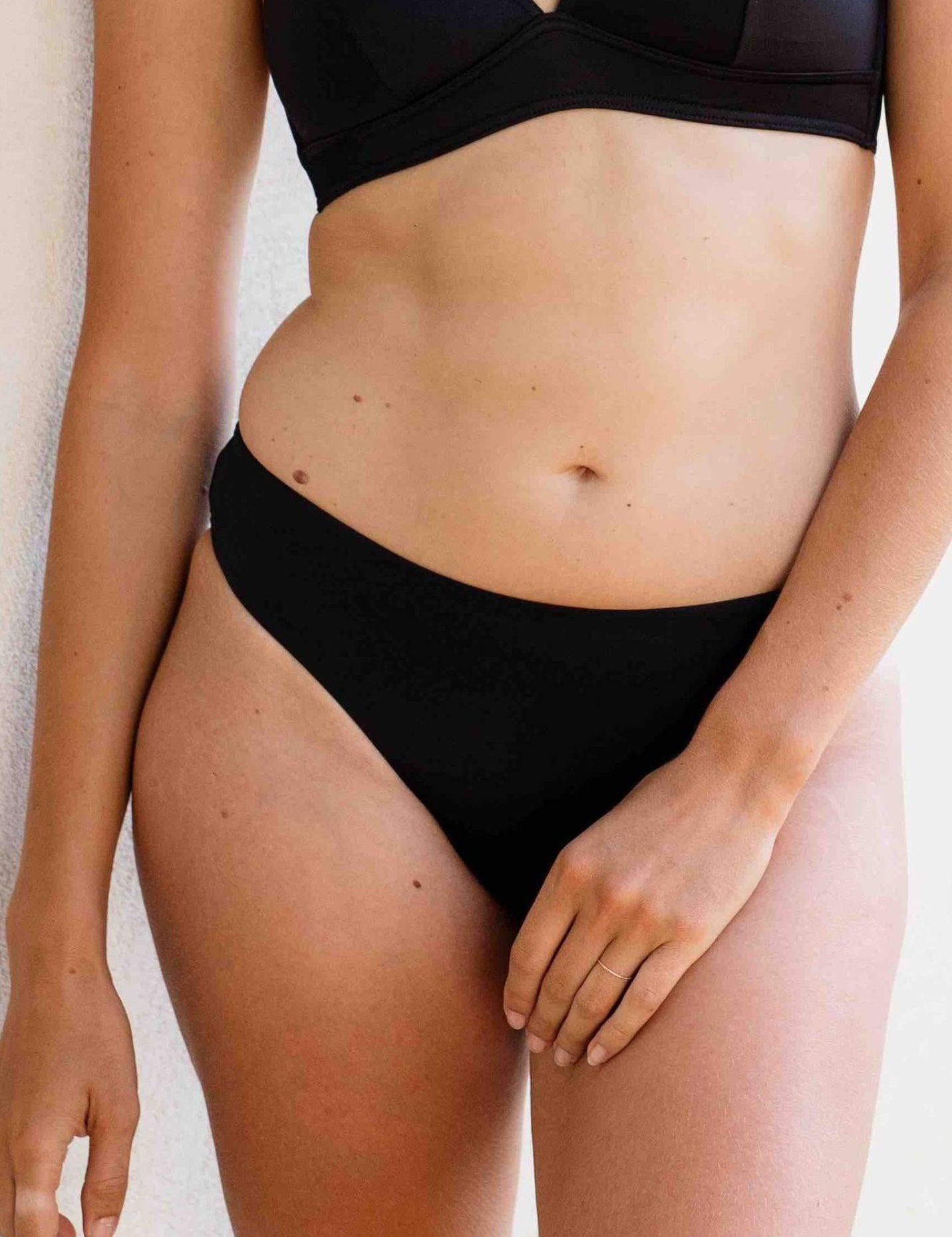 les-ultraviolettes-culotte-de-bain-leblon-noir-bas-de-maillot-anti-uv-coupe-clas image 3