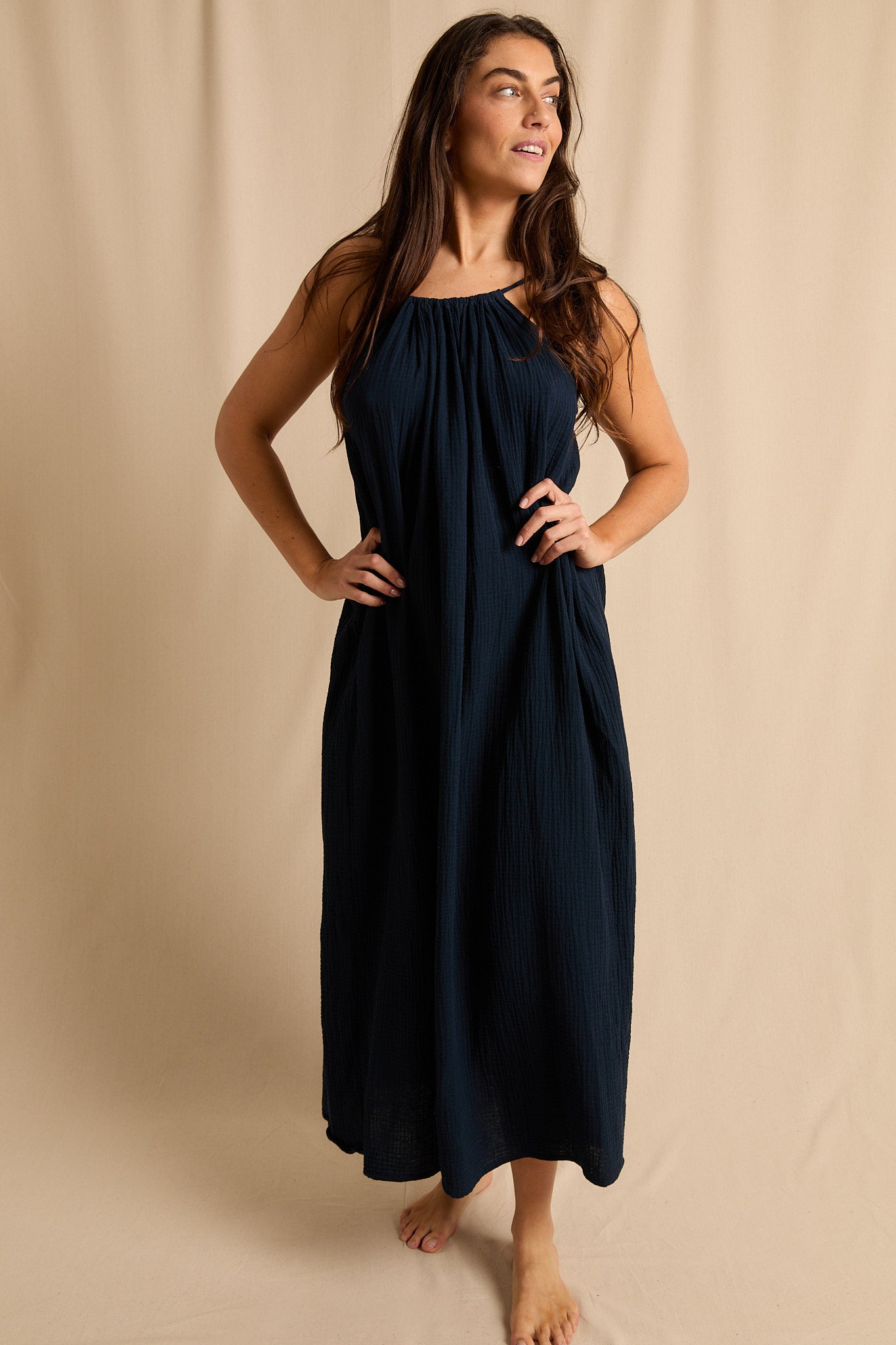 anja-paris-la-robe-robe-de-plage-dos-nu-gaze-de-coton-navy image 7