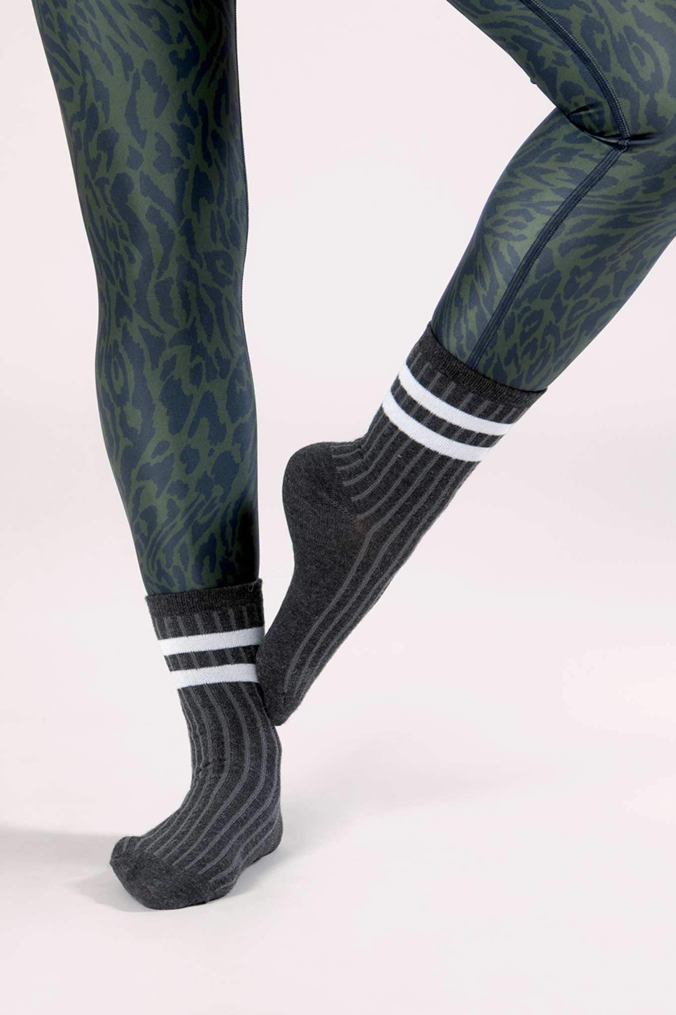 luz-collections-chaussettes-hautes-ray-es-grises image 2