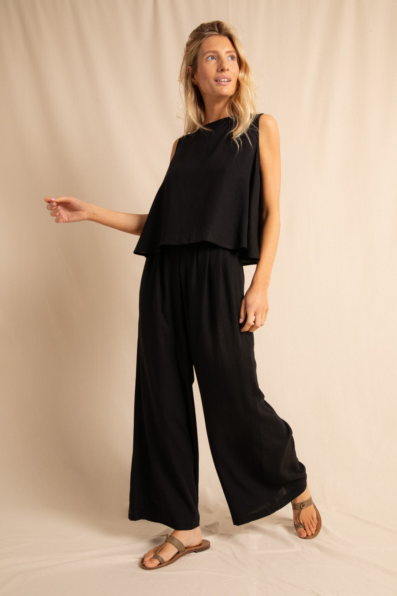 anja-paris-le-confortable-crop-top-noir image 5
