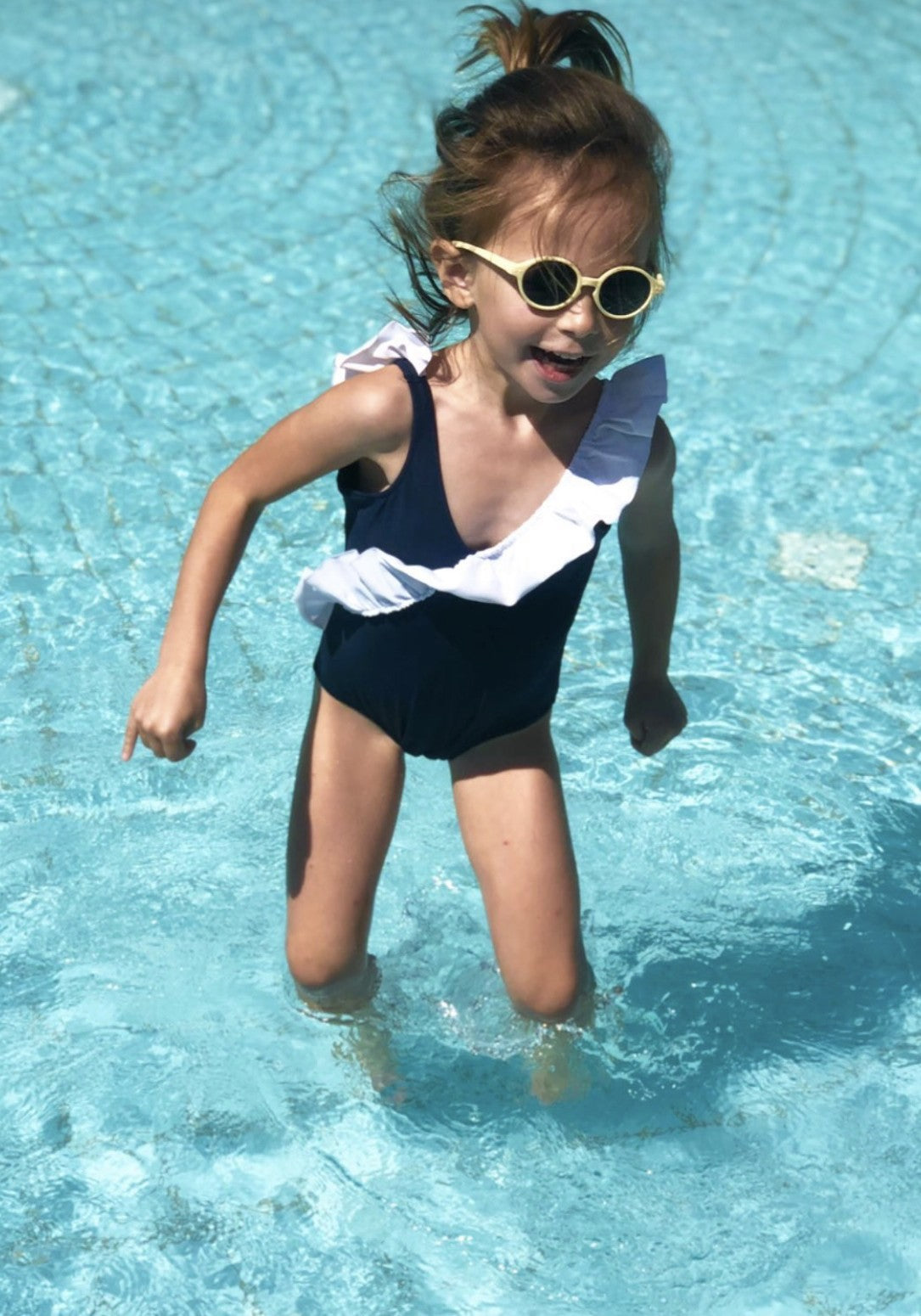 luz-collections-julia-bleu-marine-blanc-maillot-une-pi-ce-enfant-upf-50-volants image 3