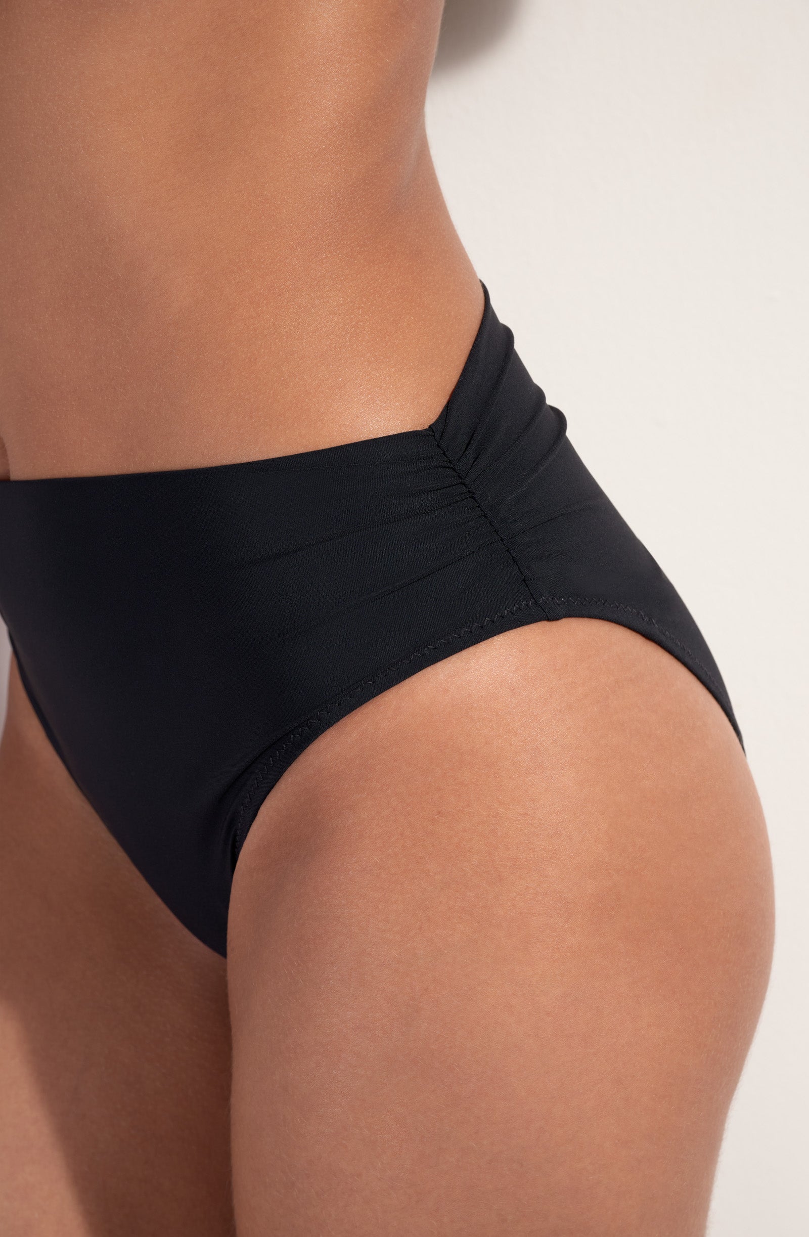 pain-de-sucre-mishi-bas-de-maillot-culotte-taille-haute-rabattable-noir-fronc-su image 6