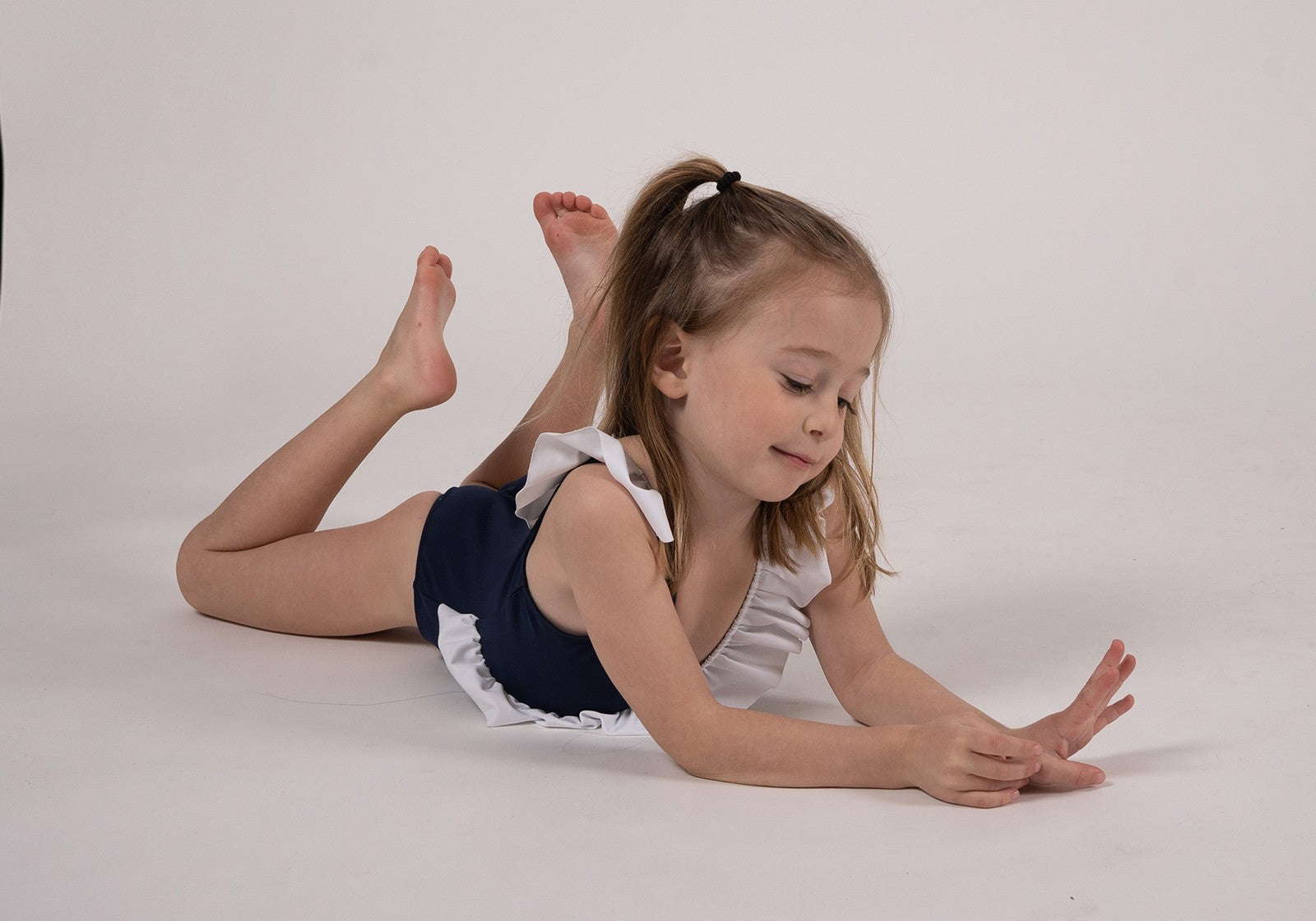 luz-collections-julia-bleu-marine-blanc-maillot-une-pi-ce-enfant-upf-50-volants image 8