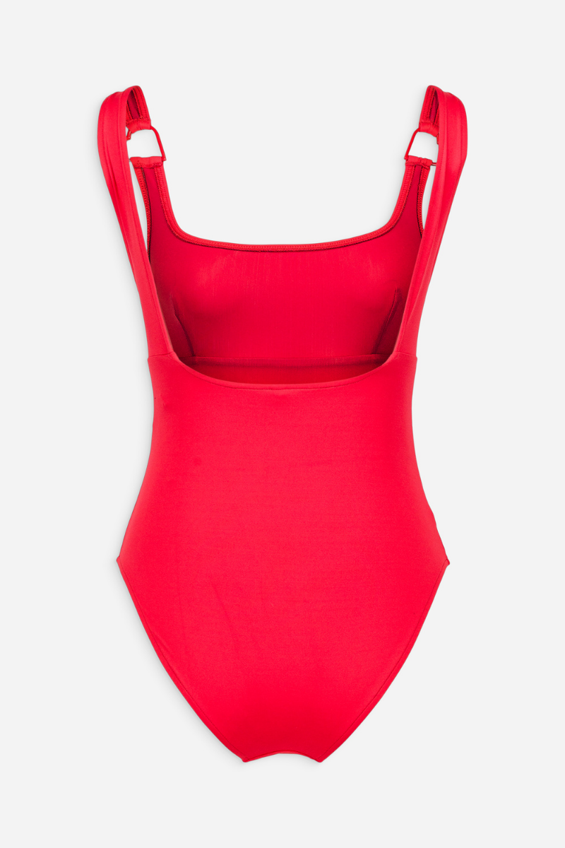 anja-paris-le-troublant-maillot-de-bain-une-pi-ce-rouge-c-ur image 3