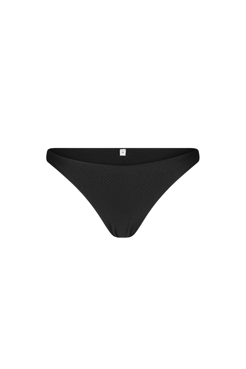 anja-paris-le-canon-bas-tanga-de-maillot-de-bain-noir-chancr-sur-les-fesses image 2