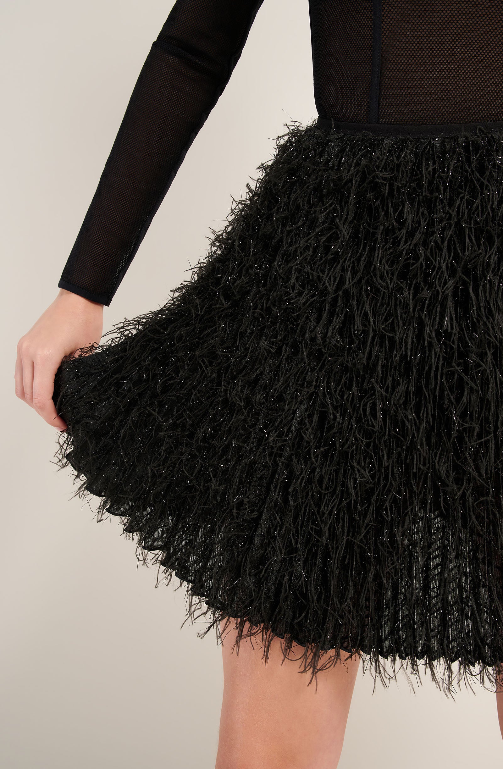 pain-de-sucre-jutta-jupe-courte-pliss-e-effet-plumes-paillet-es-noir image 5