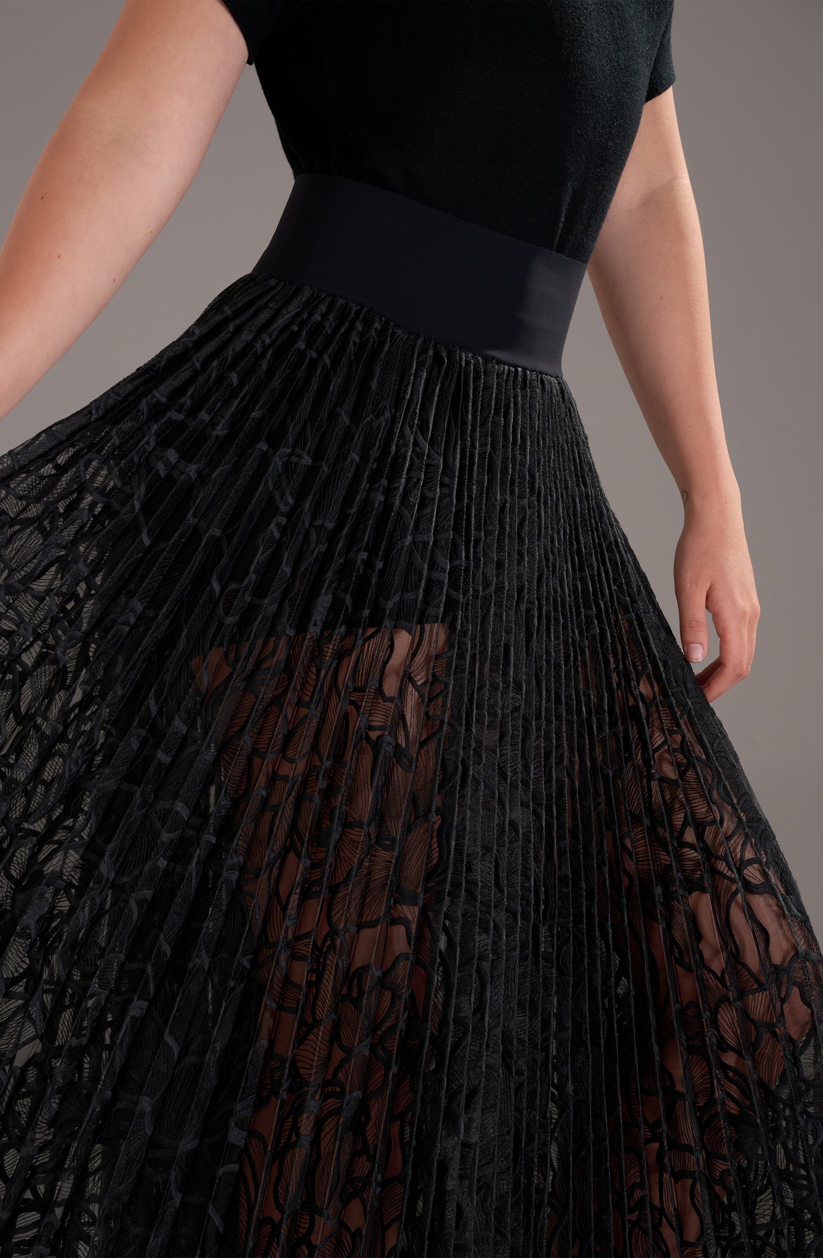 pain-de-sucre-joee-jupe-longue-plissee-voile-organza-brode-noir image 6