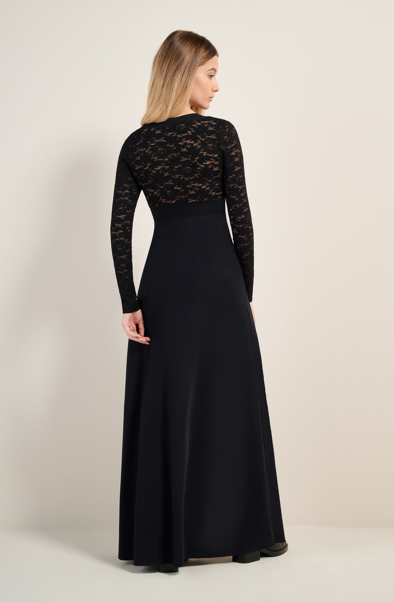 pain-de-sucre-vanao-robe-longue-dentelle-noire image 3