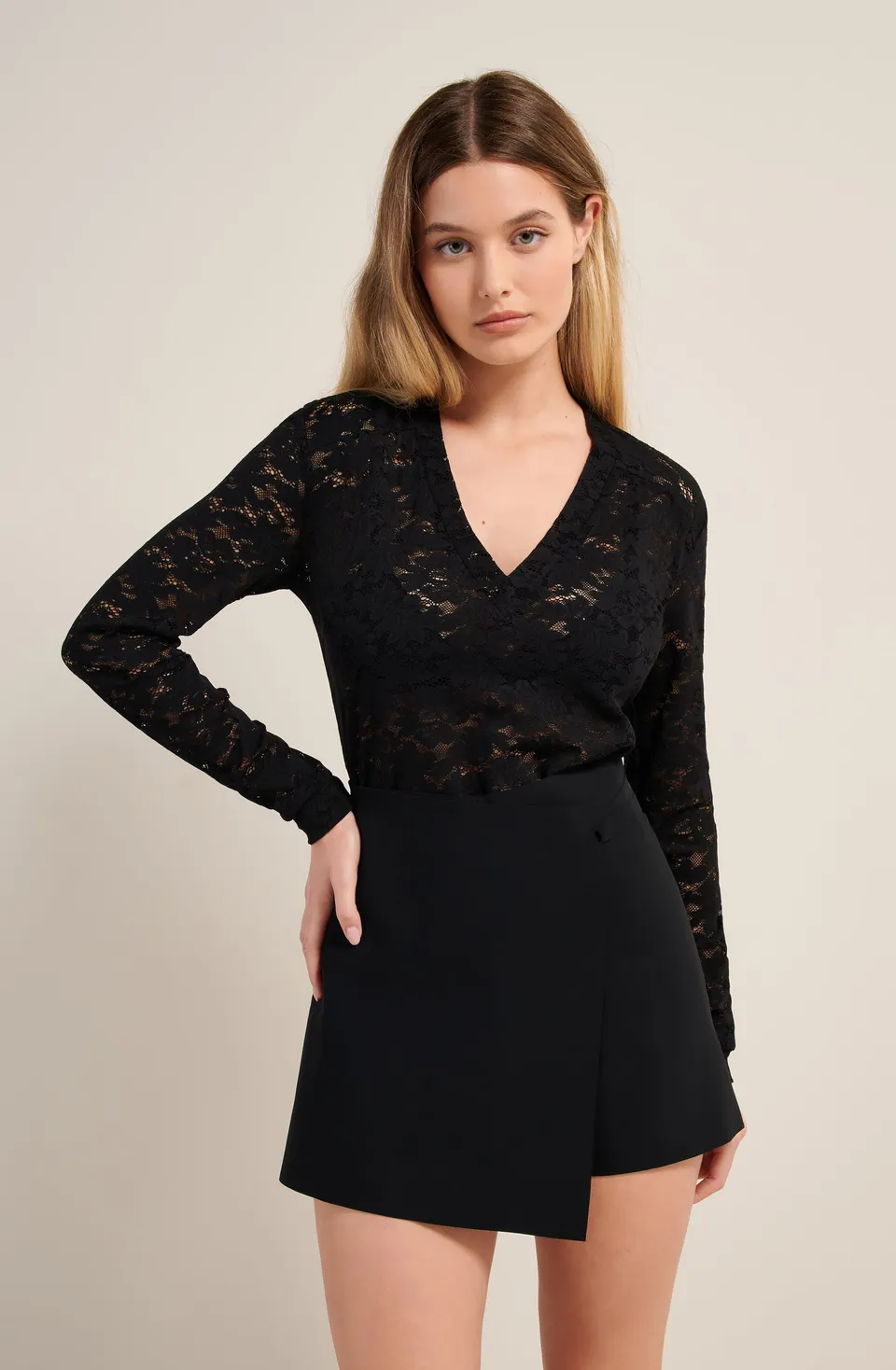 pain-de-sucre-tory-top-dentelle-manches-longues-noir image 1