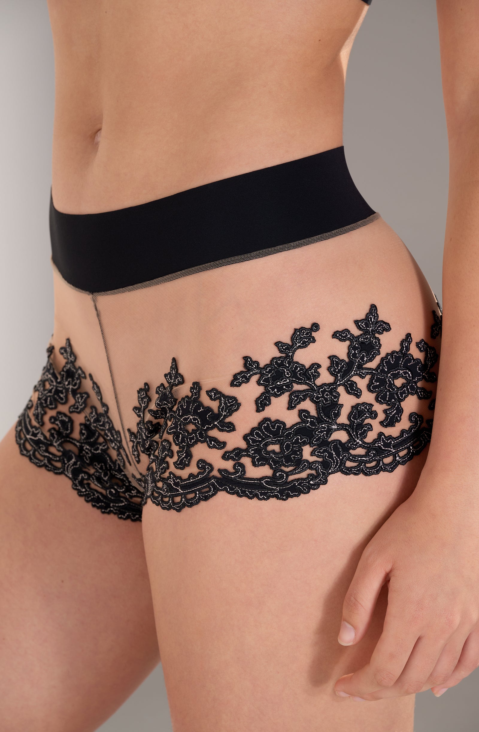 pain-de-sucre-desiree-shorty-brod-en-tulle-transparent-frise-finition-bonded-noi image 4