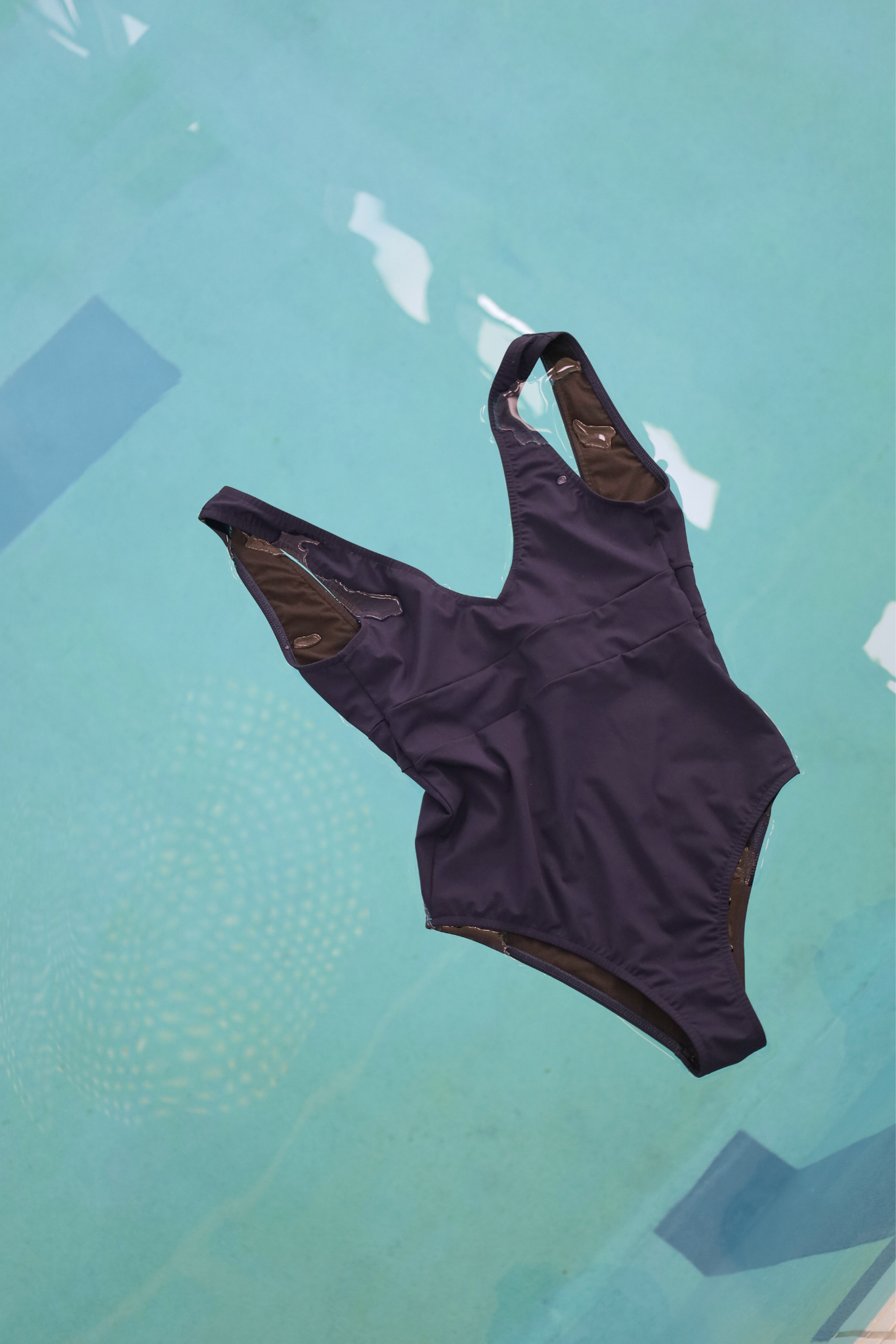 anja-paris-le-sculptural-maillot-de-bain-une-pi-ce-marine image 6