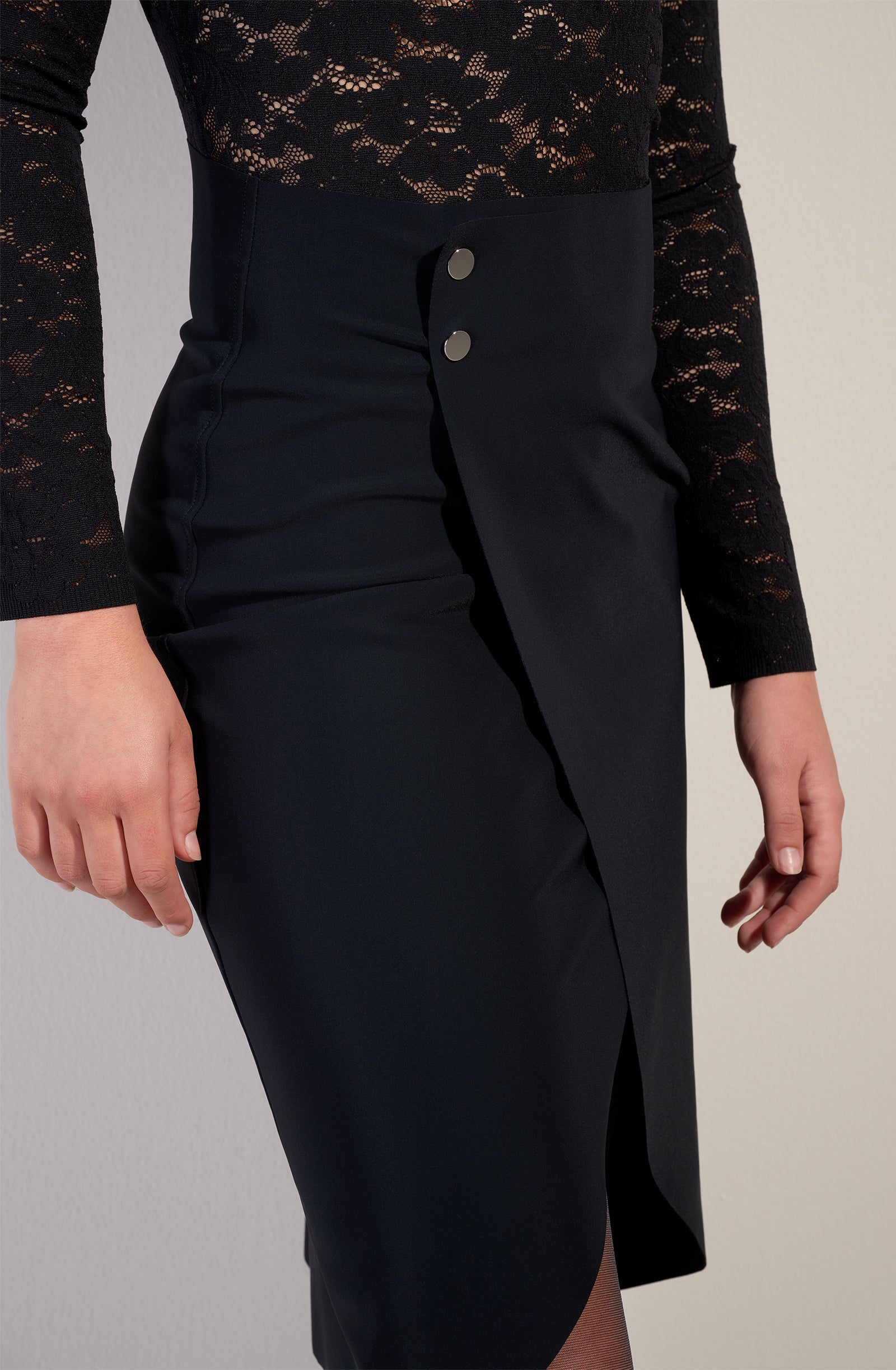 pain-de-sucre-yonha-jupe-tulipe-taille-haute-noir image 4