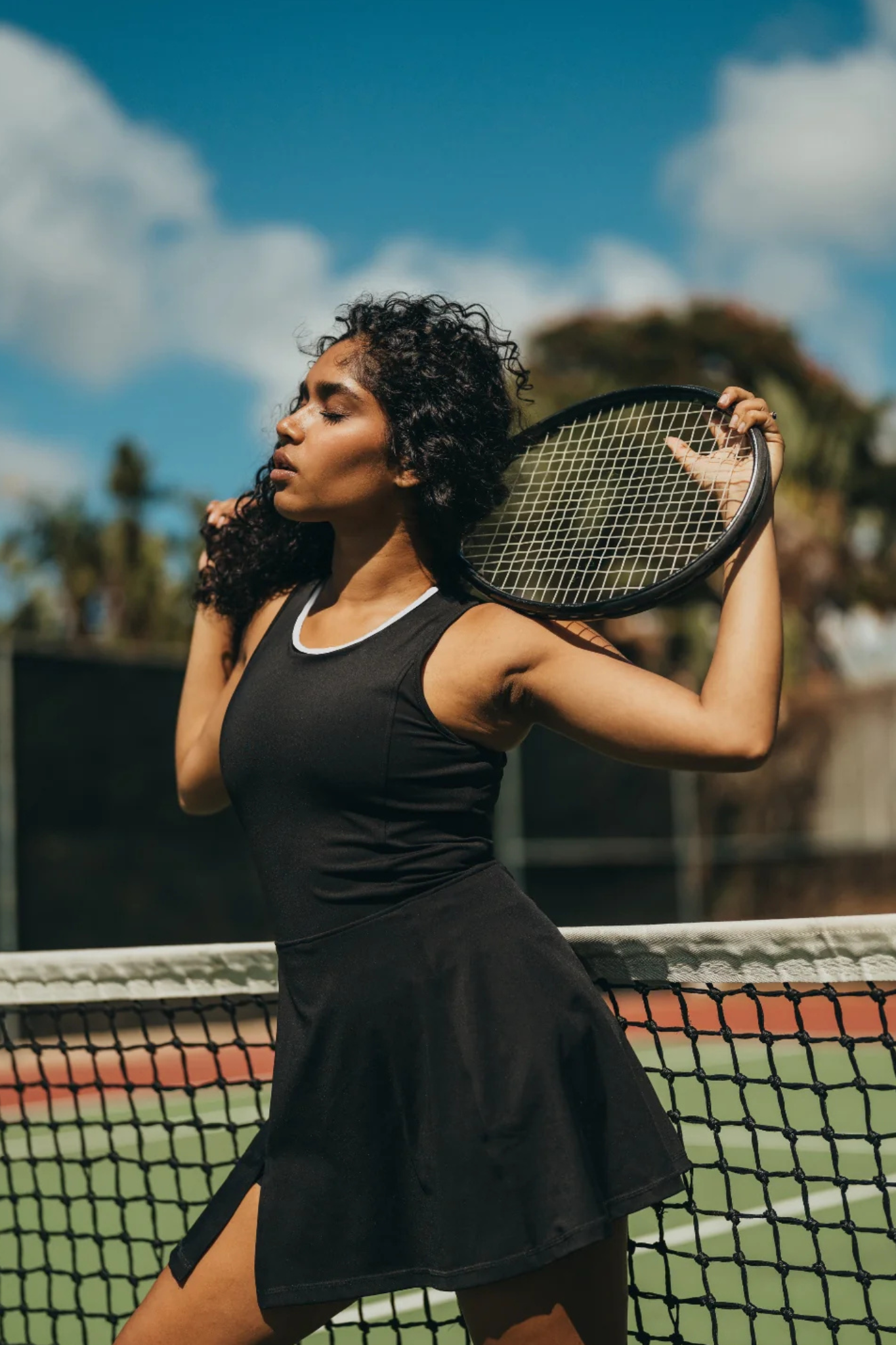 luz-collections-robe-de-tennis-anna-robe-de-sport-noire-jupe-vas-e-avec-short-et image 3