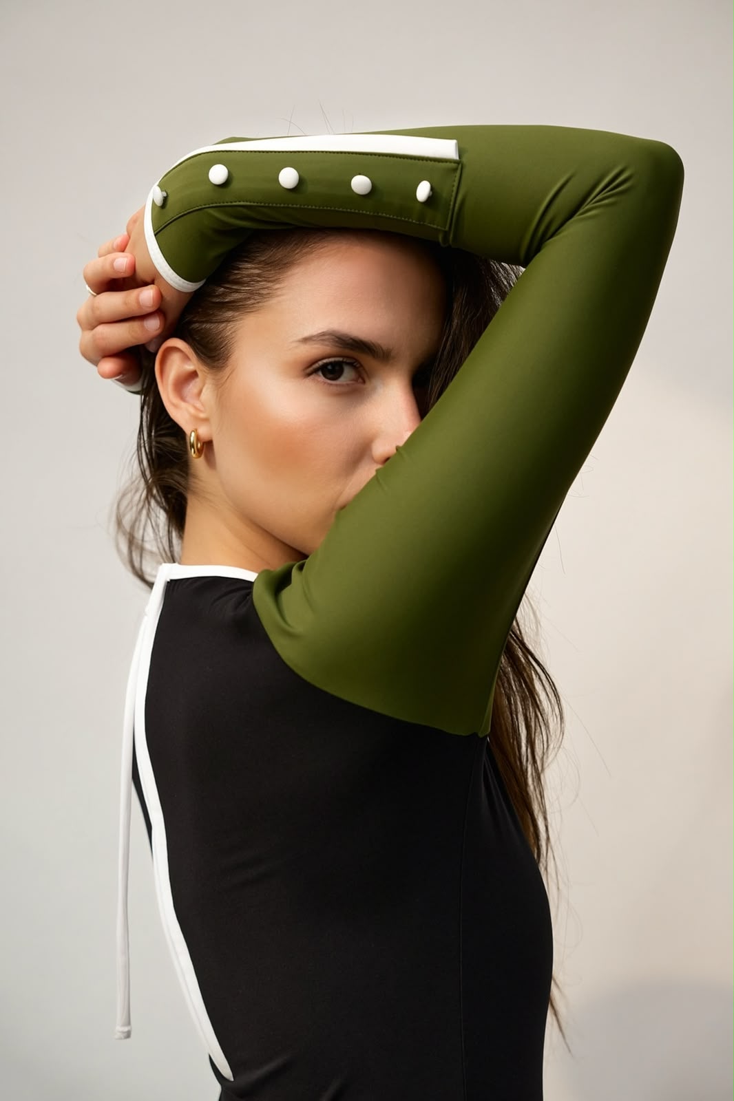 luz-collections-tiga-combinaison-anti-uv-femme-zipp-e-noire-kaki-upf-50 image 4